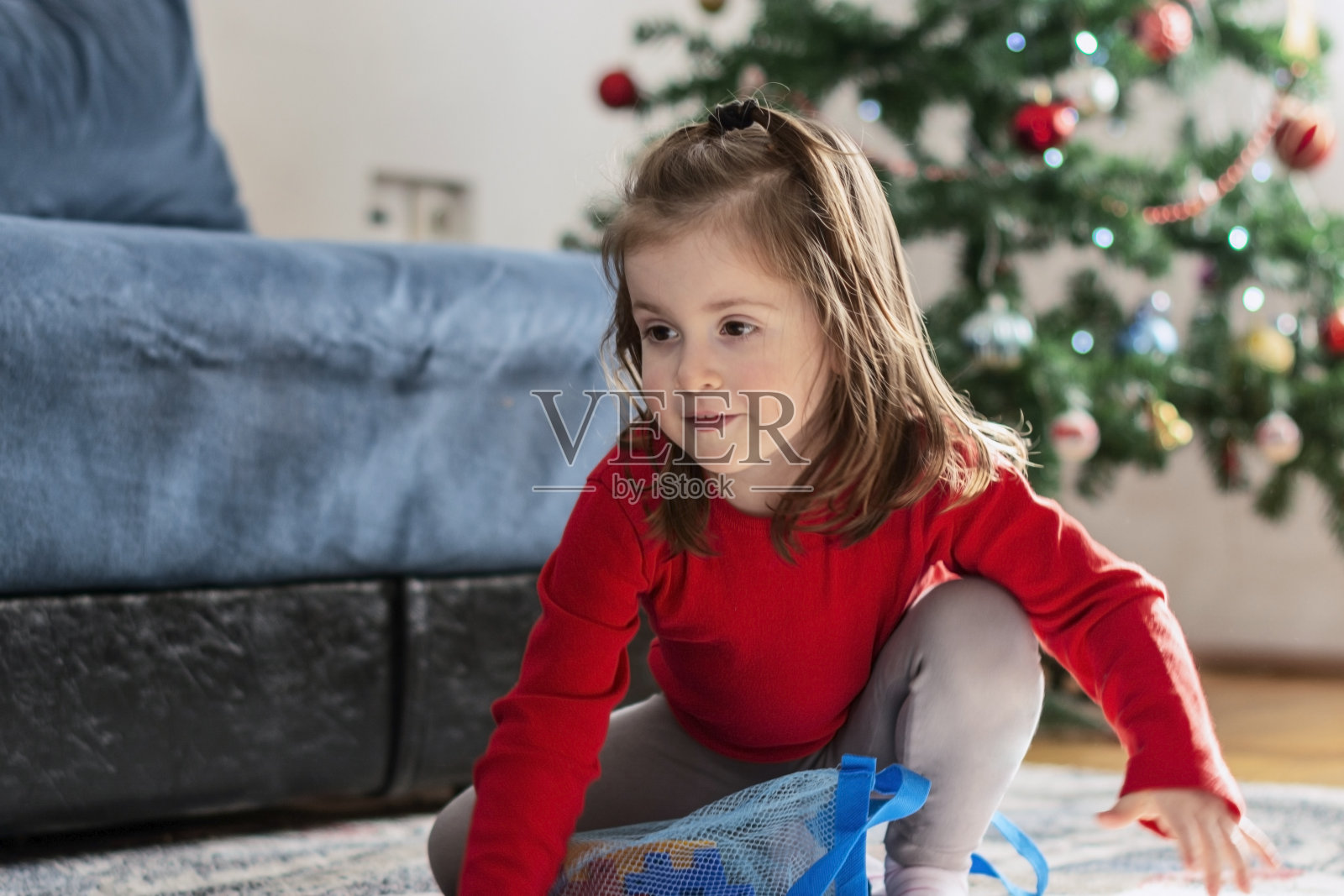 圣诞期间孩子在家里玩耍照片摄影图片