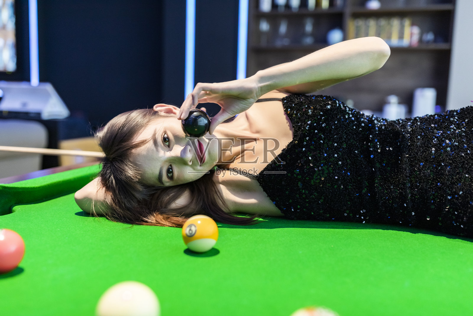 台球桌上的性感女人照片摄影图片