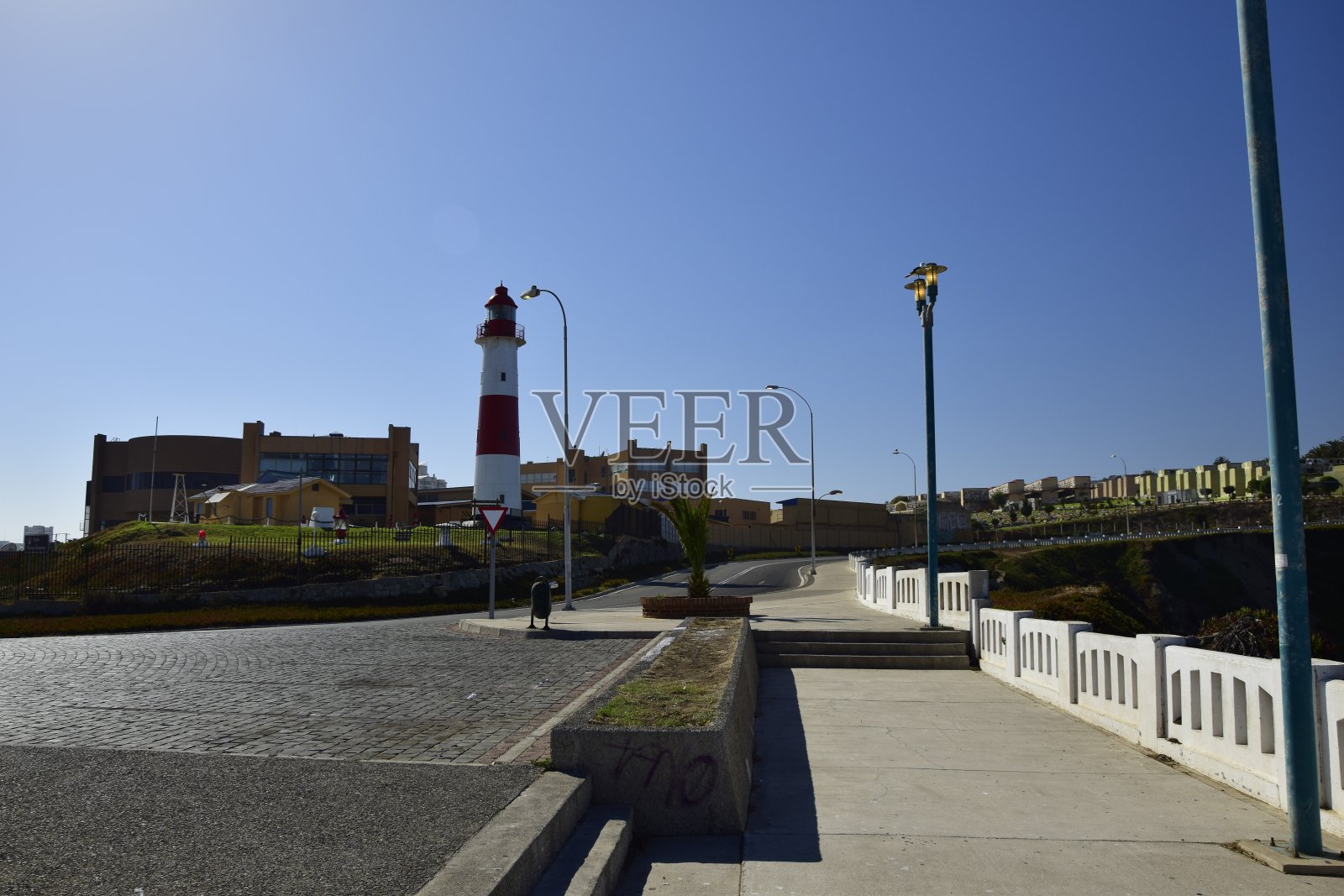 瓦尔帕莱索市海岸的灯塔。辣椒照片摄影图片