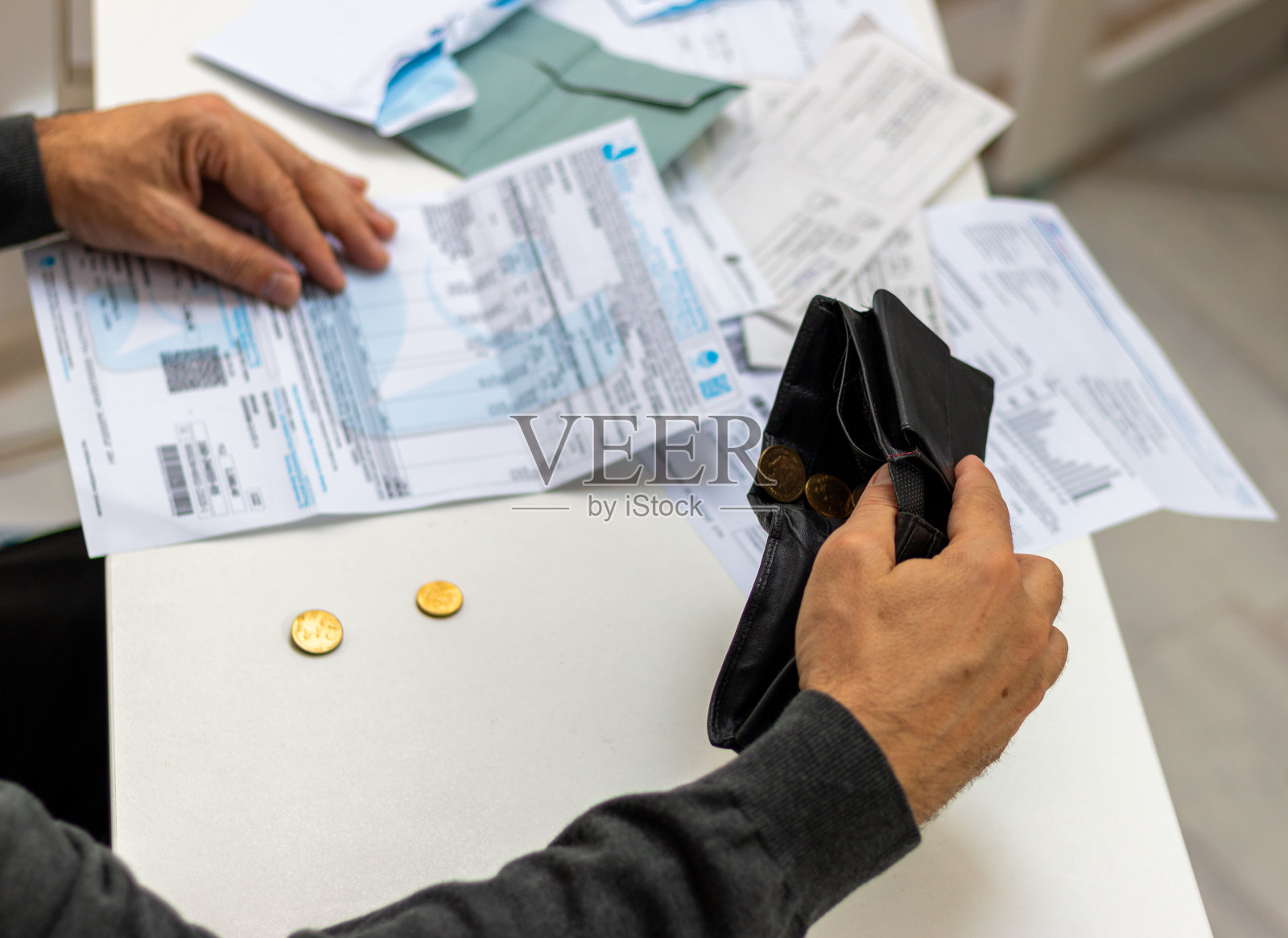 接近成熟男人拿着空钱包，欠债费用帐单每月在家里的桌子上办公照片摄影图片