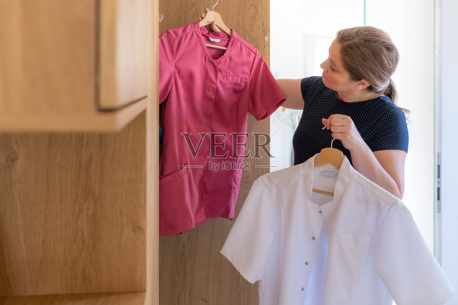 穿制服的医务人员(护士、医生)到病人家中探视照片摄影图片