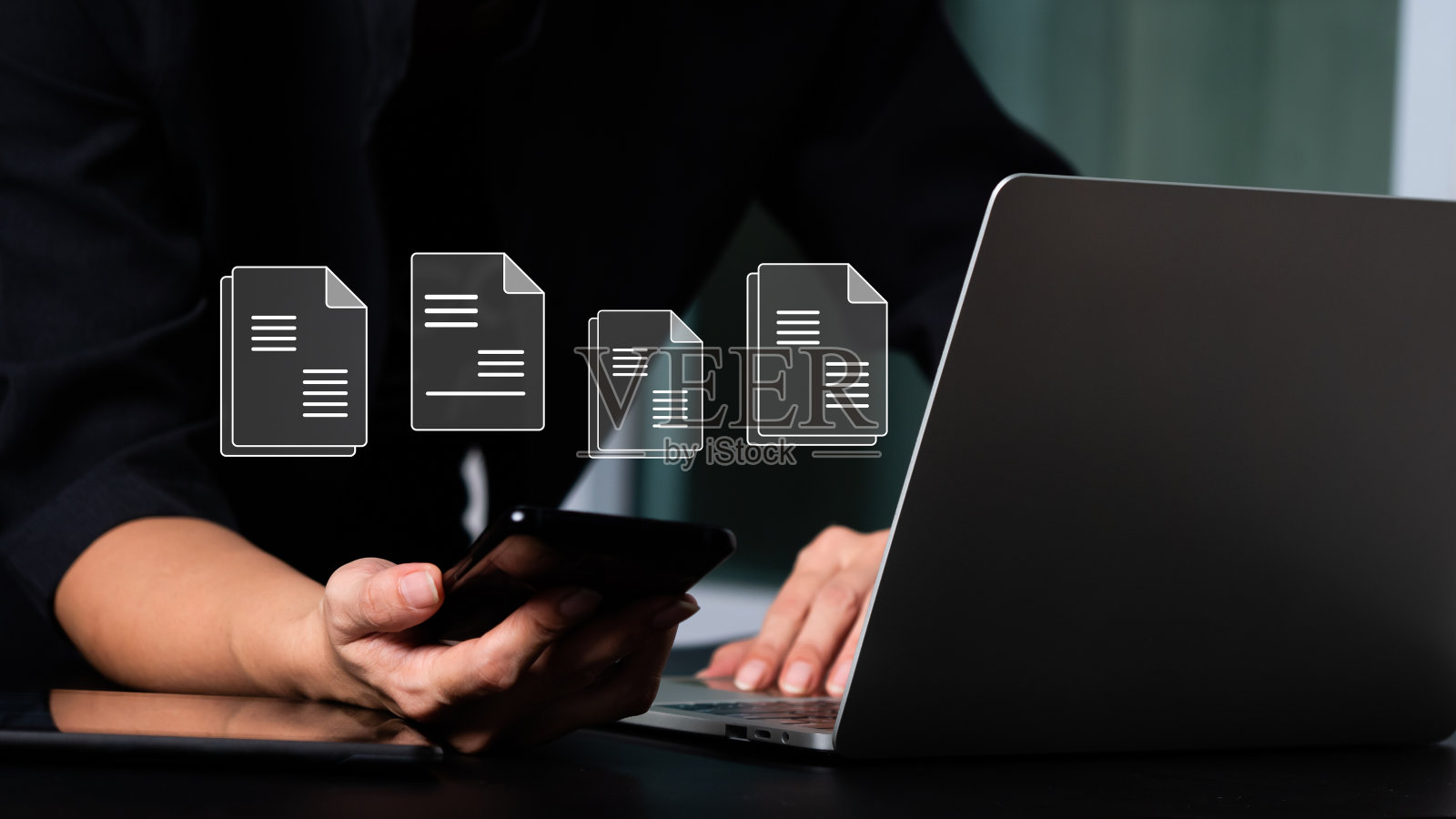 电子签名、电子文档管理和无纸化办公的概念一位女商人使用她的手机在虚拟屏幕上的虚拟记事本上签署电子文档。照片摄影图片