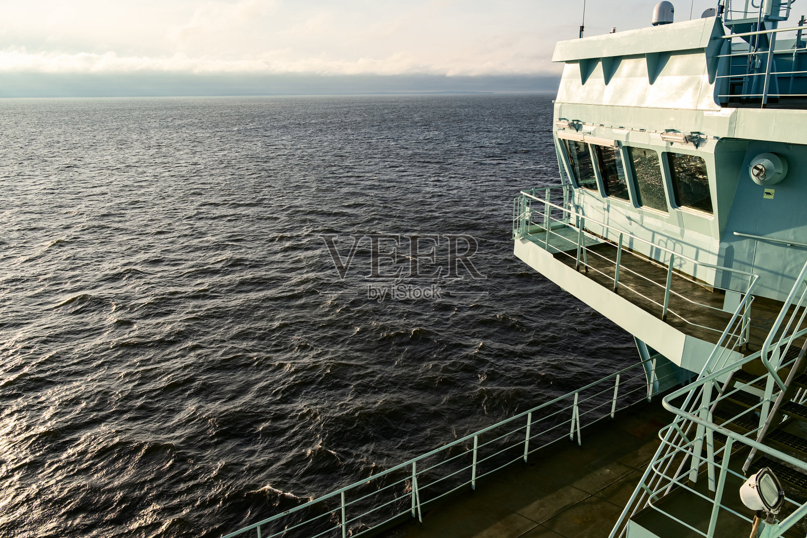 驾驶室的特写镜头。船长的桥。在桥的窗户上可以看到大海的倒影。照片摄影图片