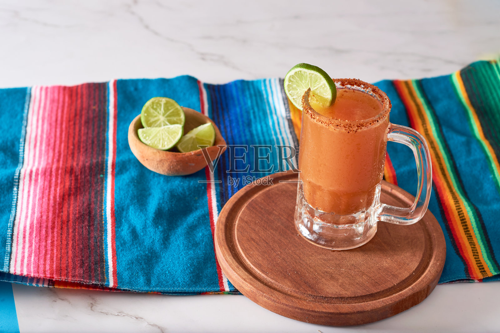 米切拉达，墨西哥酒精鸡尾酒加啤酒，酸橙汁，番茄汁照片摄影图片