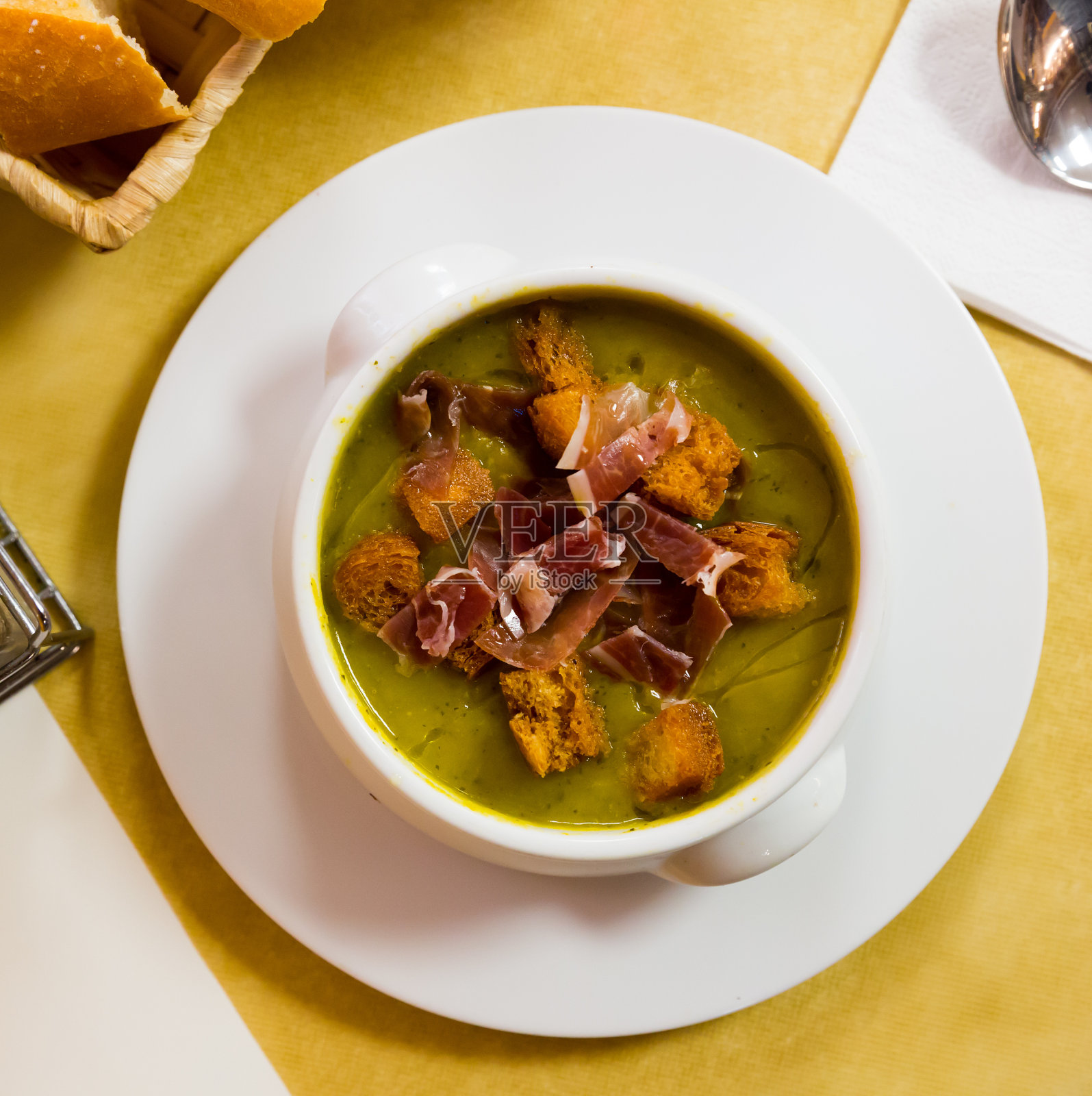 奶油西葫芦汤与油炸面包丁和火腿俯视图照片摄影图片