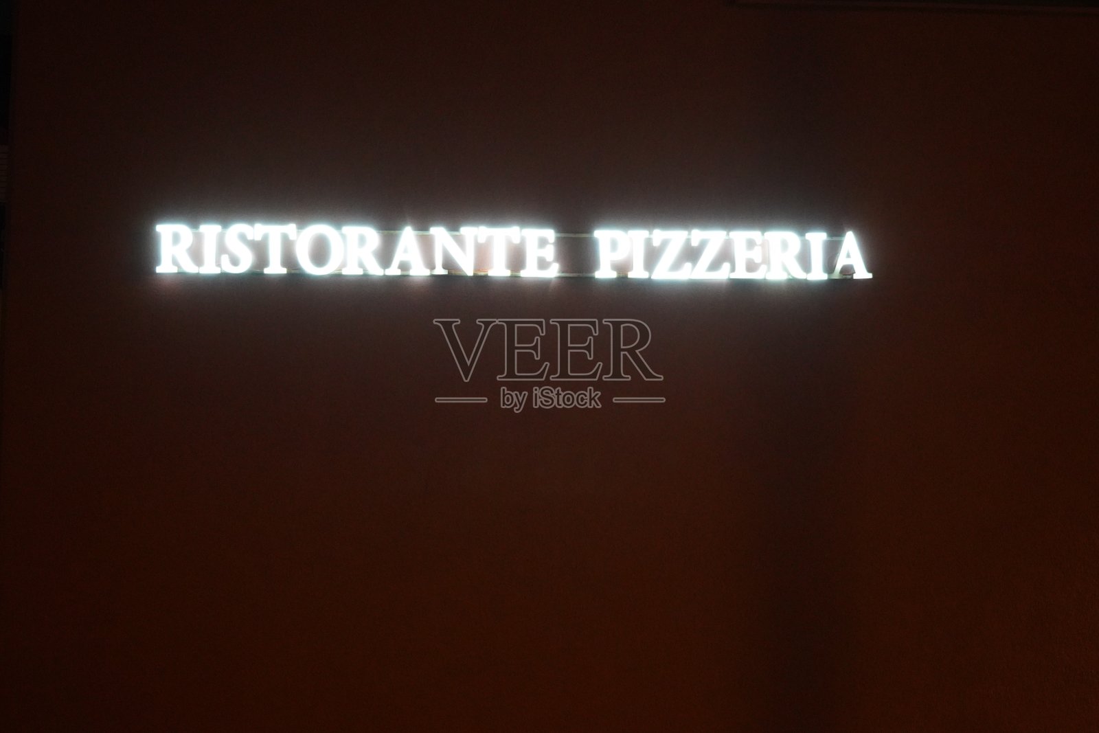 霓虹灯在意大利语中写着披萨餐厅或披萨店。照片摄影图片