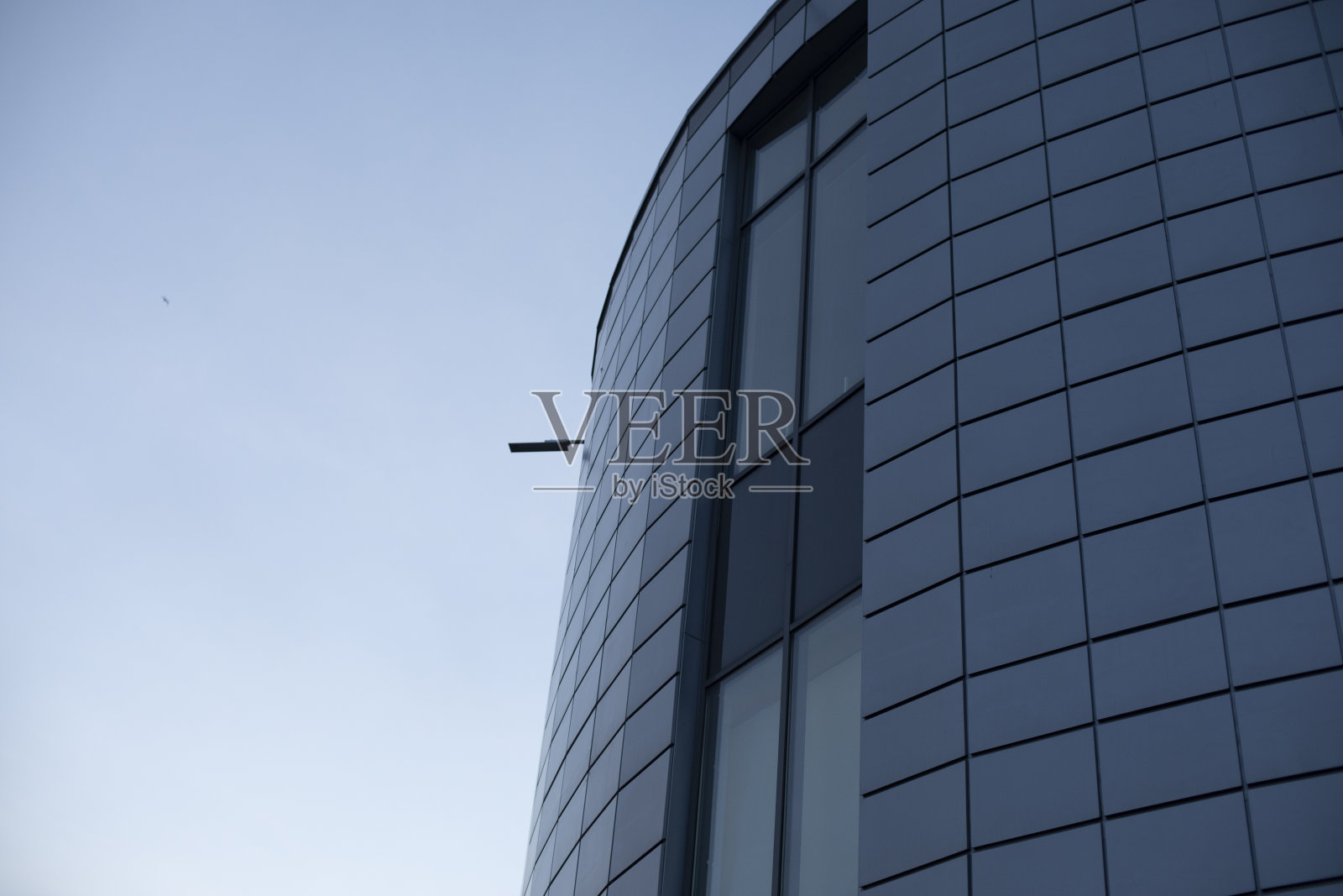 灰色建筑。现代办公建筑。照片摄影图片