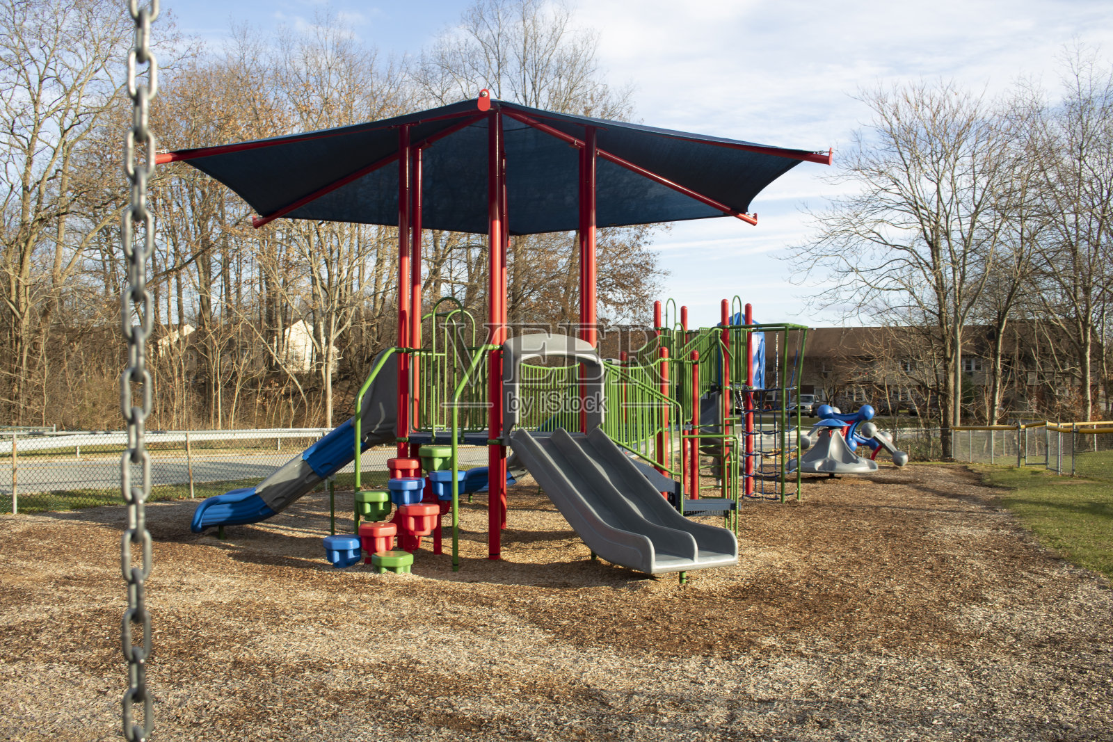 有覆盖物的公共游戏场地muti使用攀登者和滑梯单元照片摄影图片