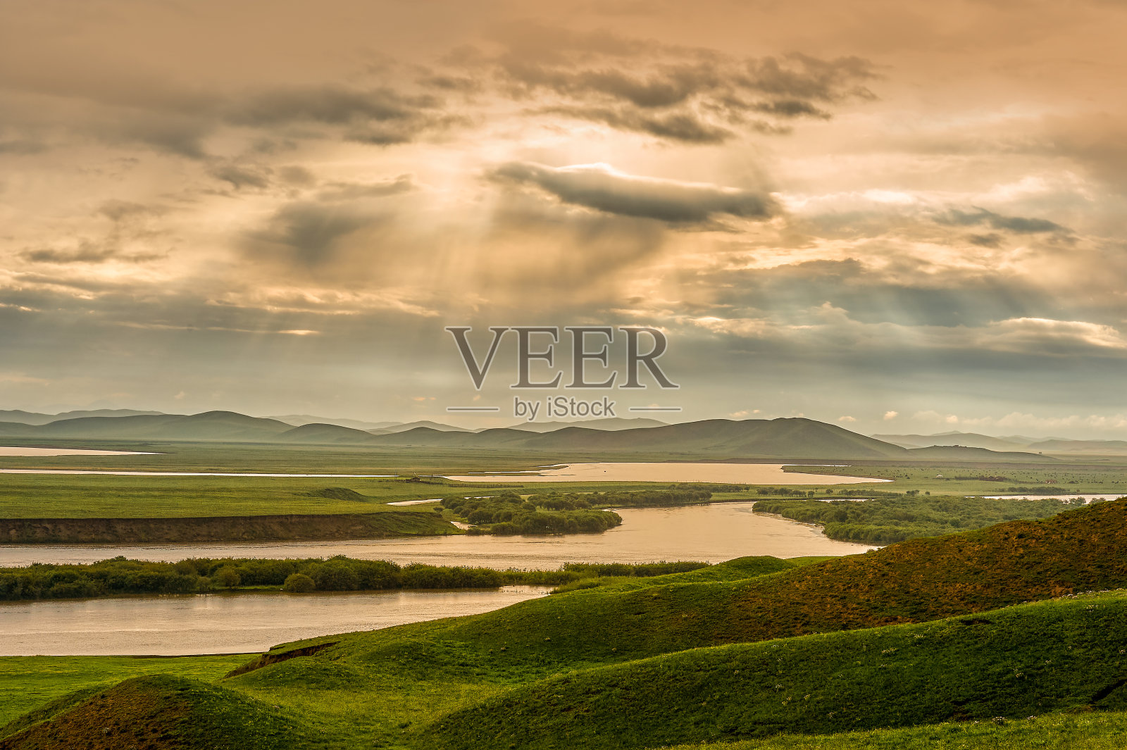 自然风光阳光湖草地照片摄影图片