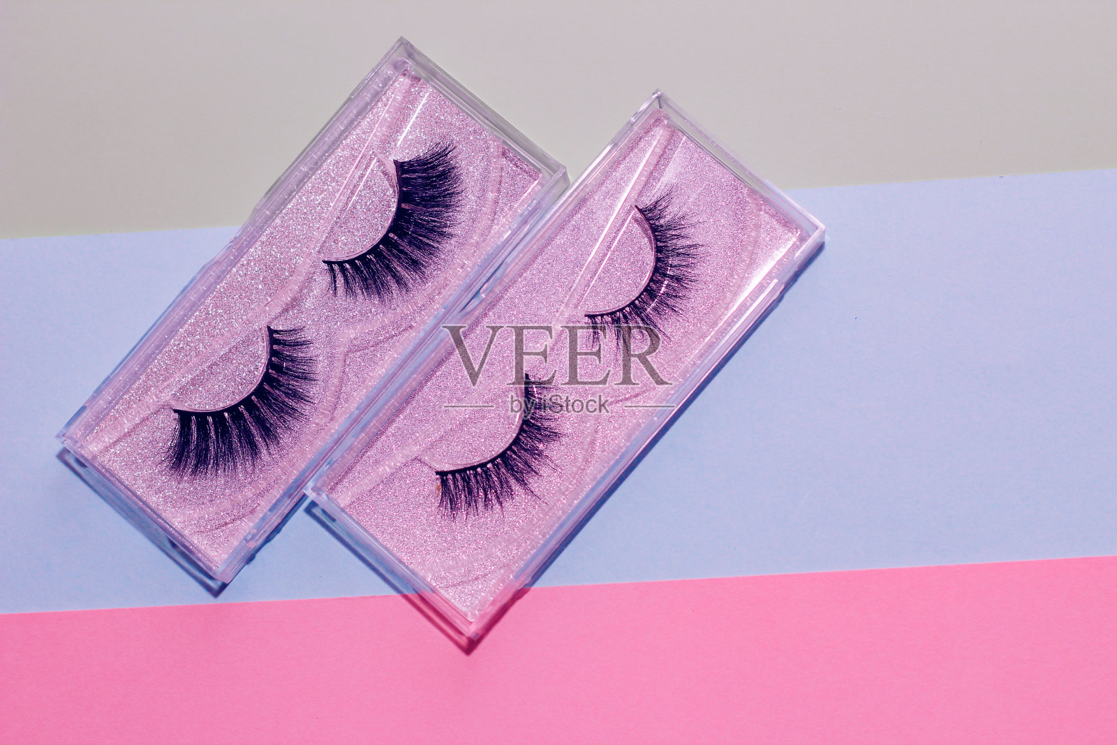 蓬松的化妆假睫毛在纸几何背景照片摄影图片