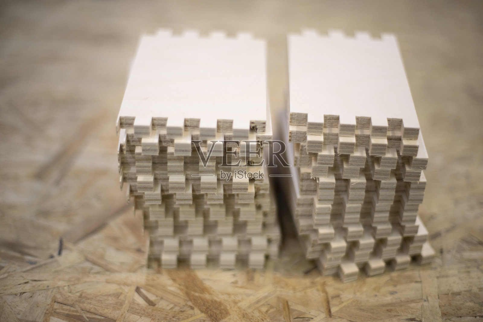 胶合板制成的毛坯家具制作细节。照片摄影图片