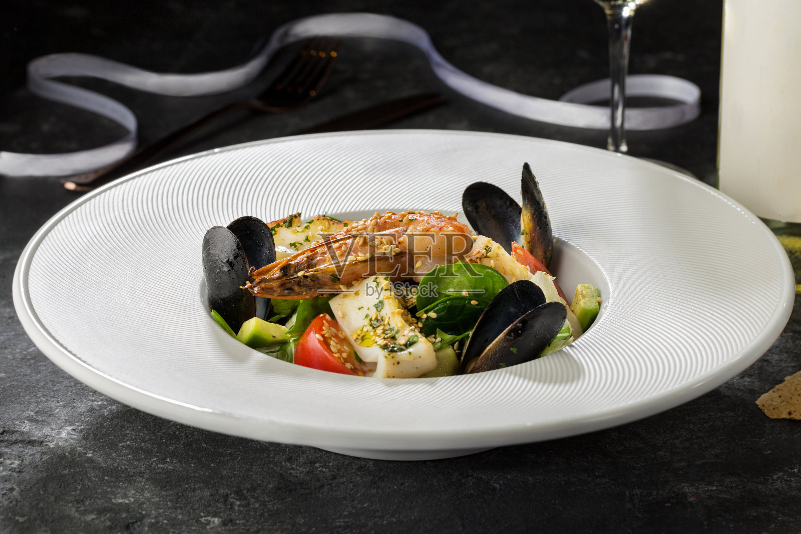 海鲜沙拉和一杯葡萄酒照片摄影图片