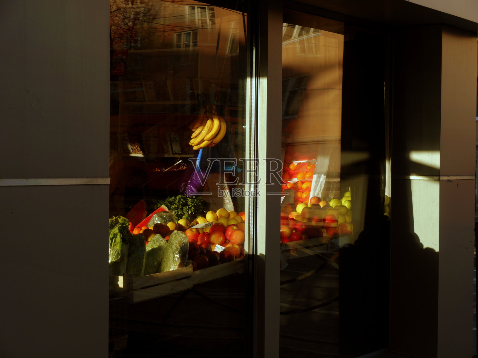 商店里的水果和蔬菜照片摄影图片