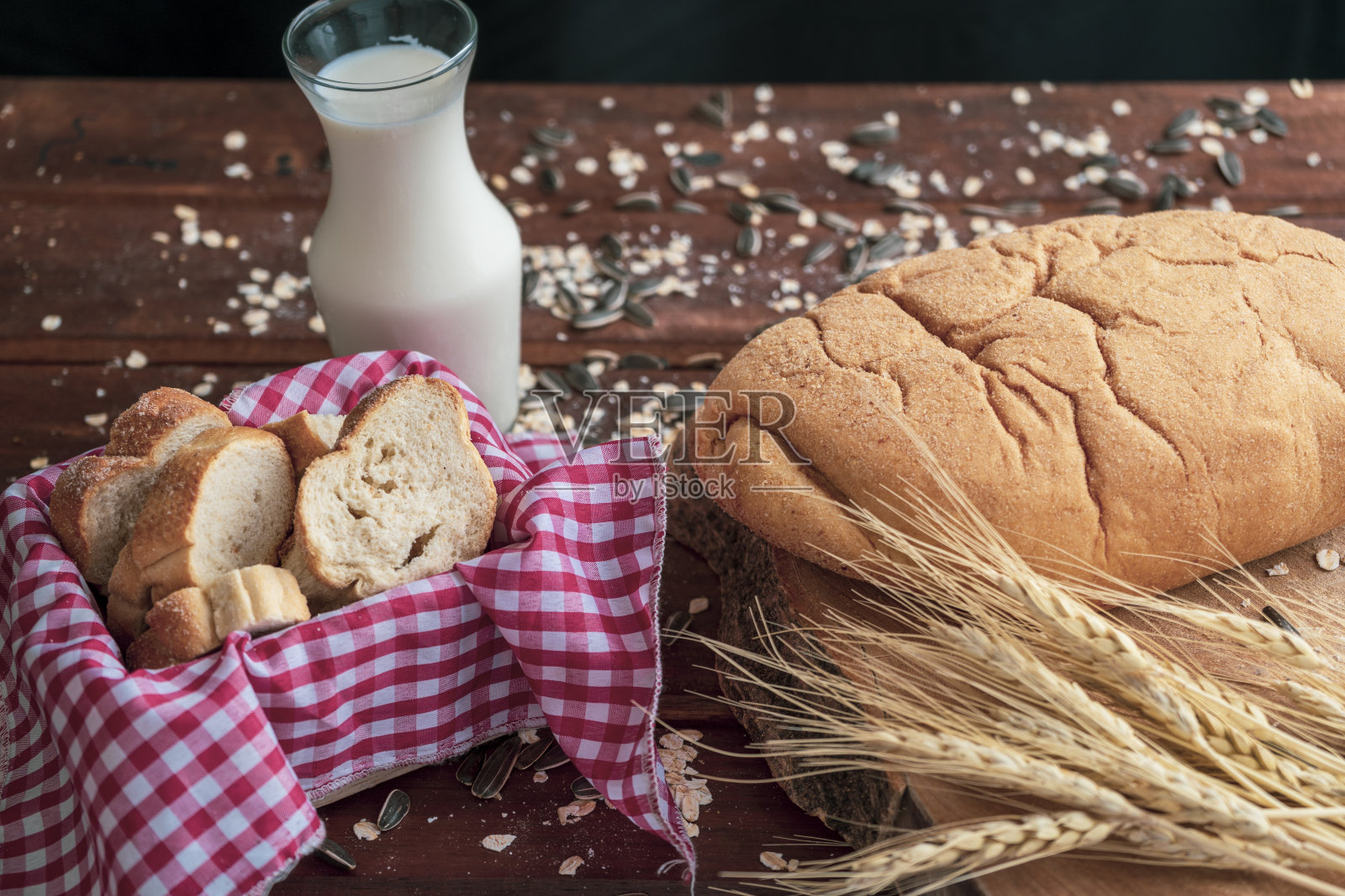 烤面包在木制桌子的背景。照片摄影图片