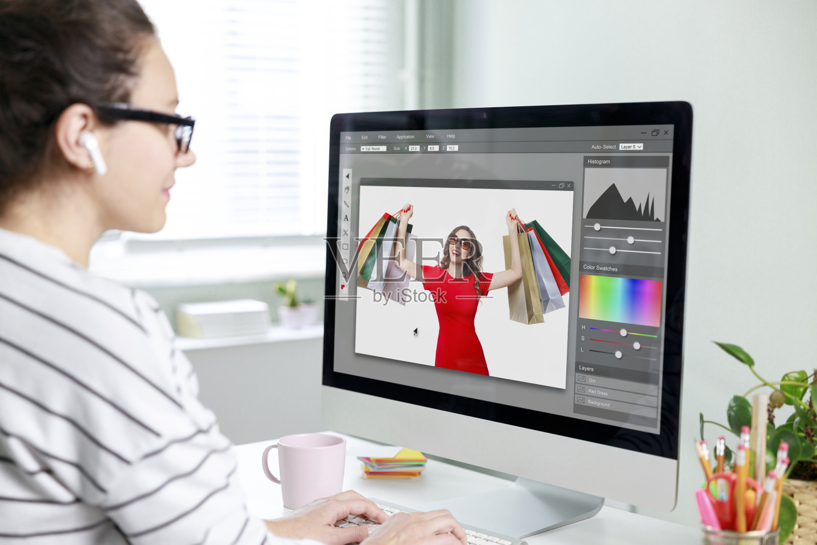 在电脑上编辑照片的平面设计师艺术家照片摄影图片