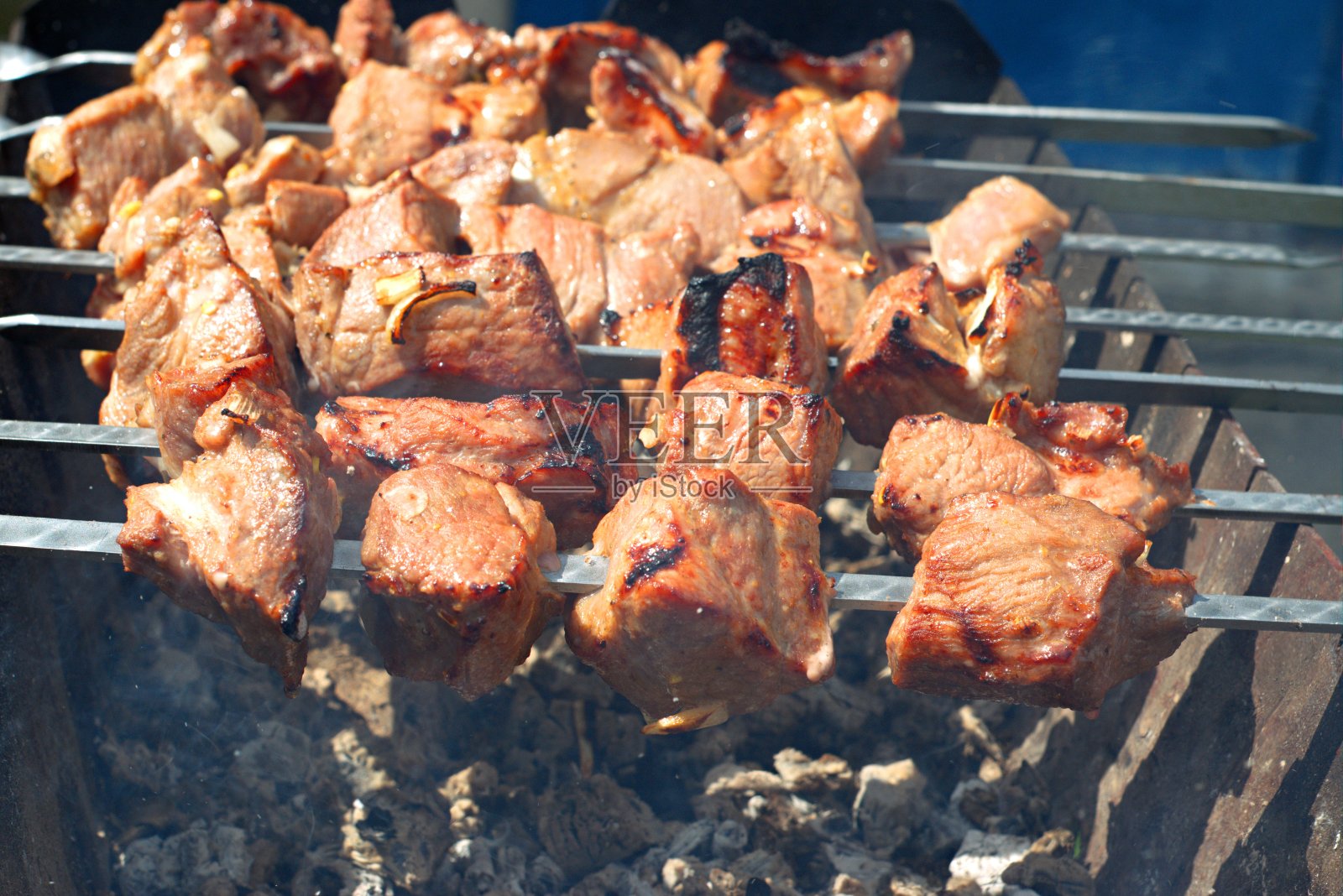 美味多汁的烤肉串在烤架上准备好了。照片摄影图片