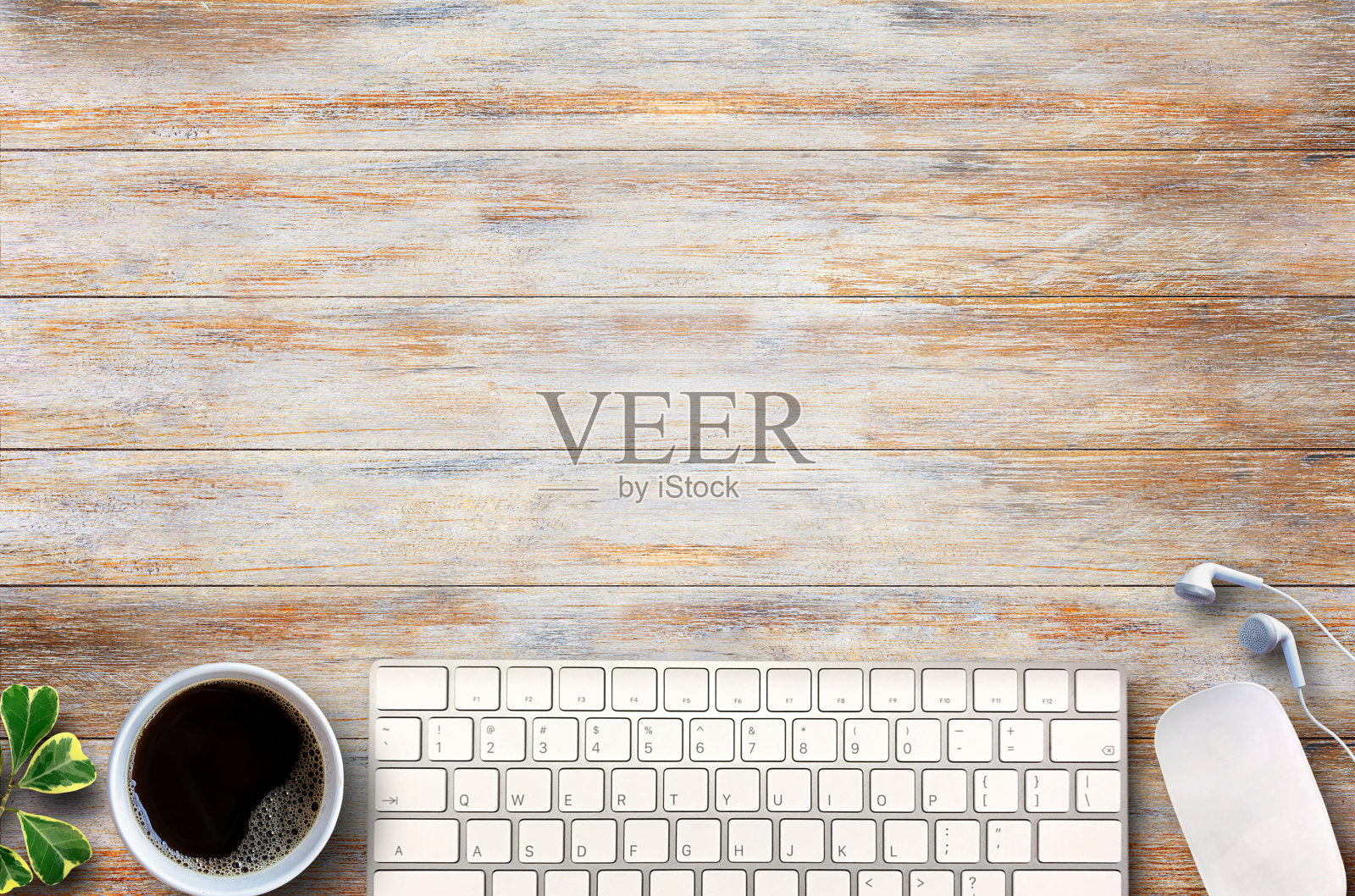 顶视图办公室桌子与用品在蓝色背景。照片摄影图片