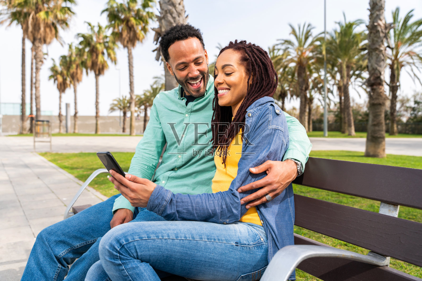快乐的西班牙裔拉丁裔夫妇在户外约会照片摄影图片