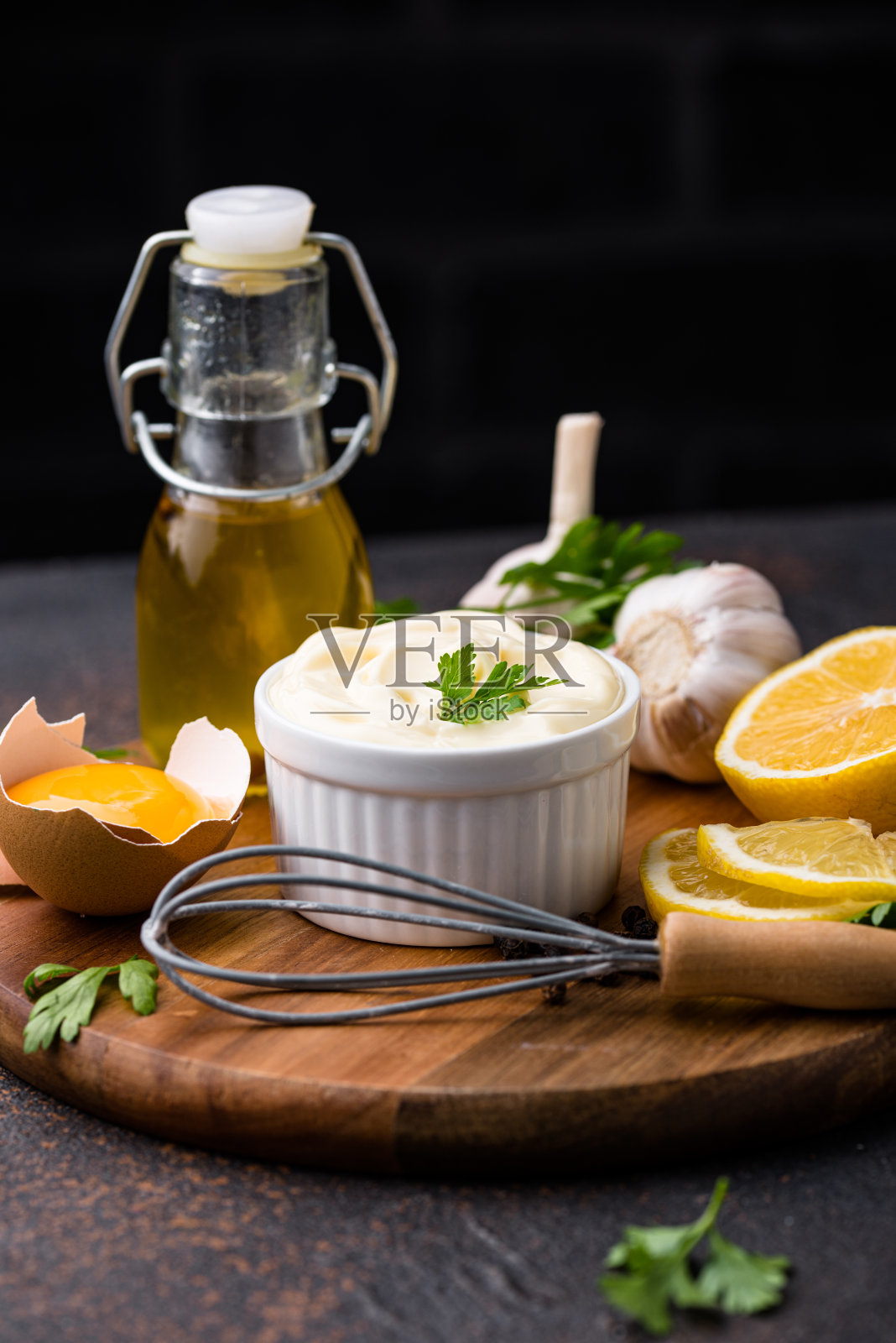 带配料的自制蛋黄酱照片摄影图片