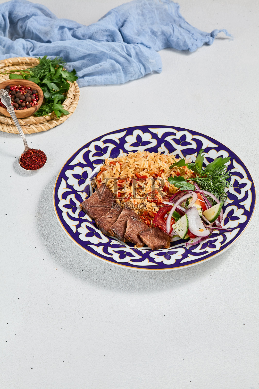 传统乌兹别克美食：牛肉抓饭，东方风味米饭肉类香料饭照片摄影图片