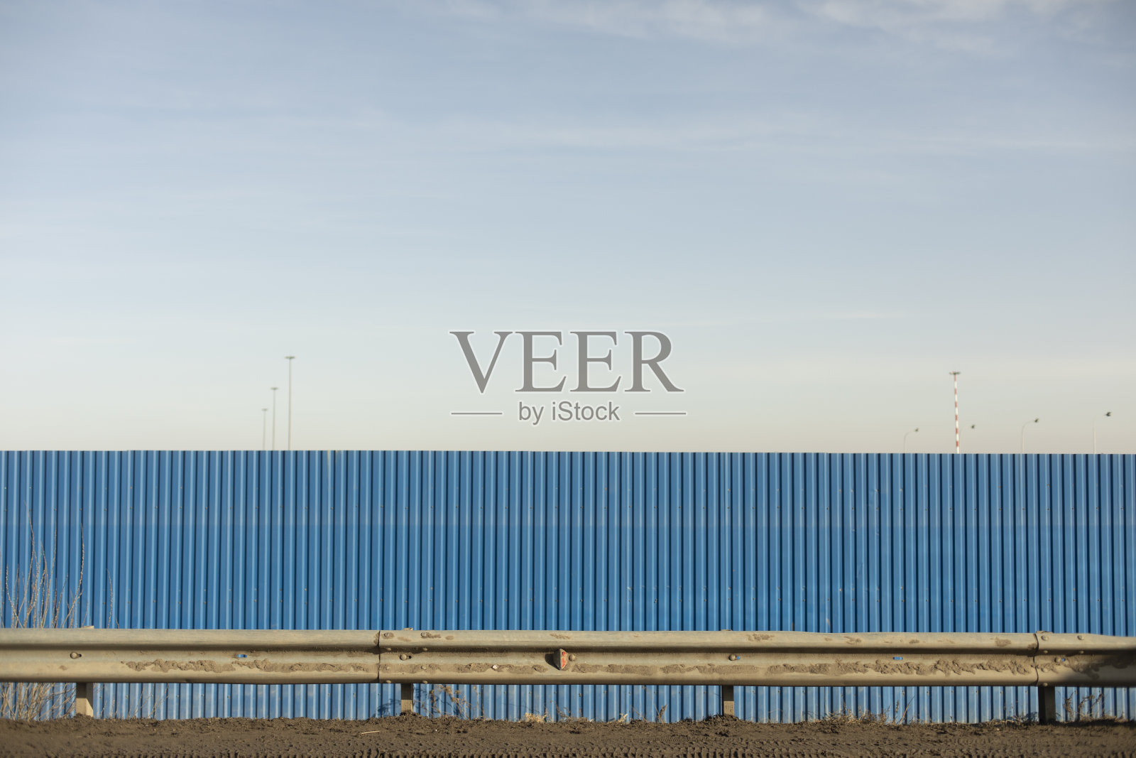 通过道路栅栏。路上没有汽车。Highwayside。照片摄影图片