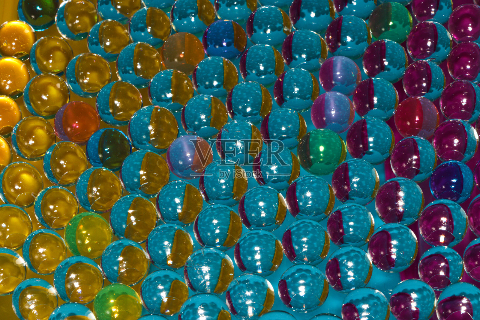 摘要彩色背景的3d玻璃珠以蓝色为主，创意未来的设计，色彩活泼照片摄影图片