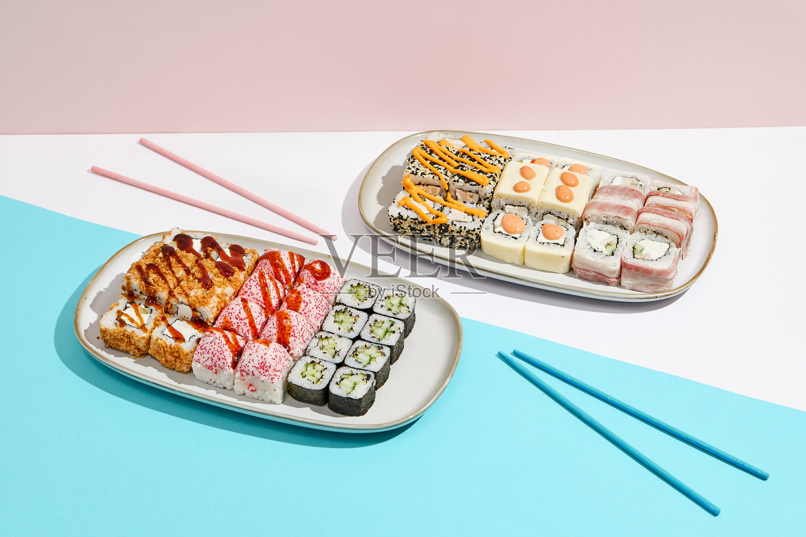 陶瓷餐具彩色筷子寿司拼盘照片摄影图片