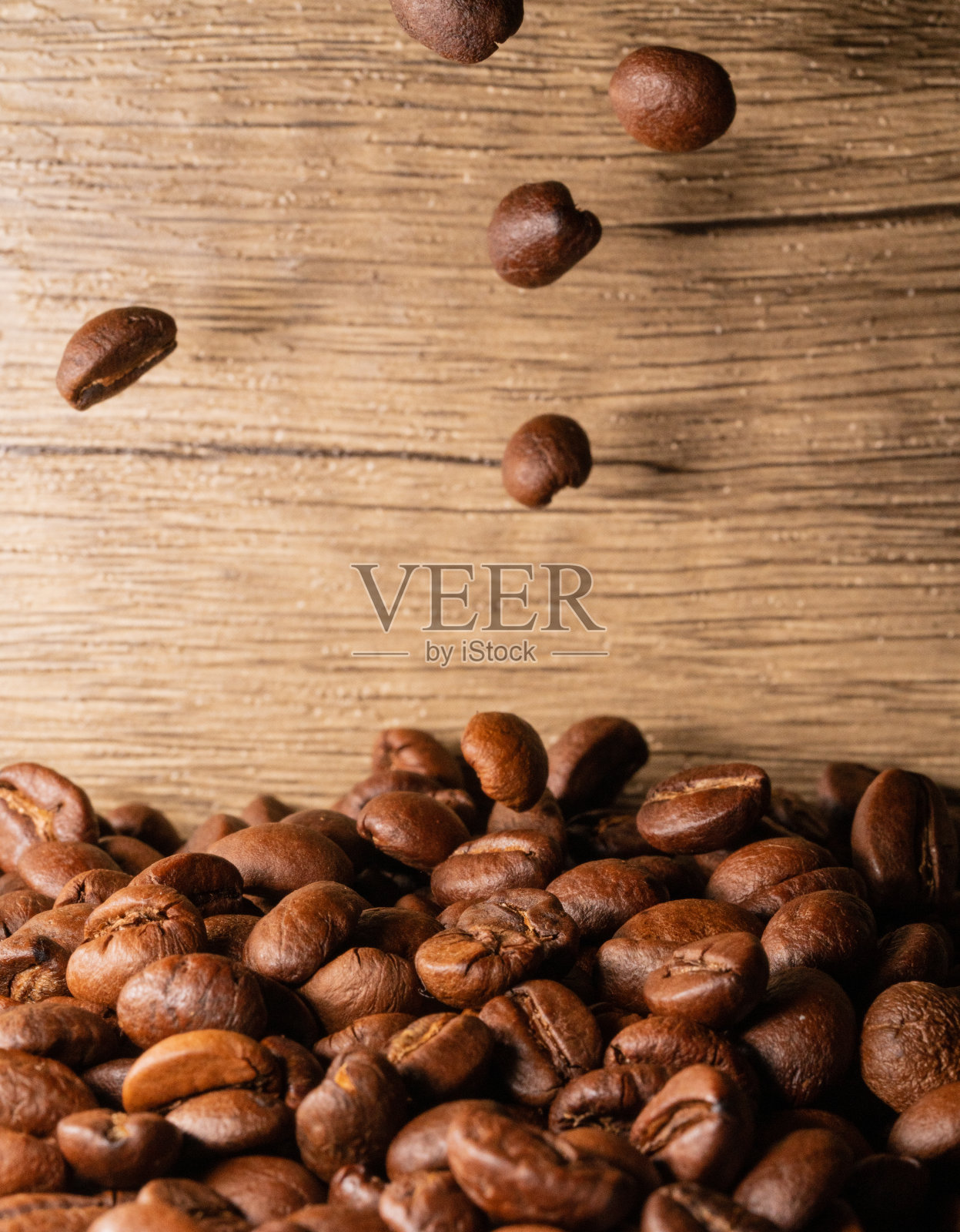 咖啡豆近景木制背景照片摄影图片