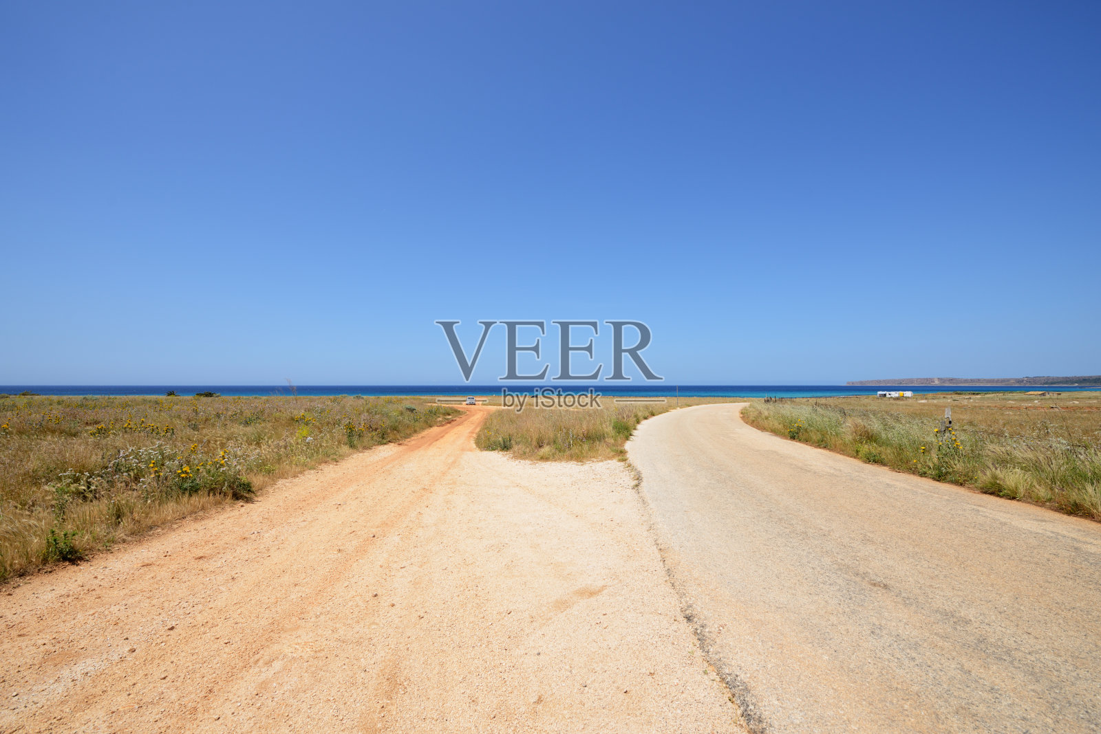 通往大海的岔路。照片摄影图片