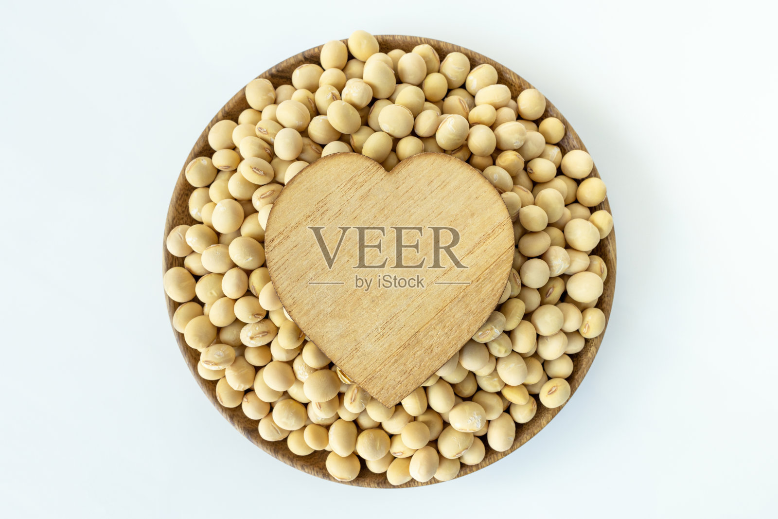 干大豆在盘子上，白色背景照片摄影图片