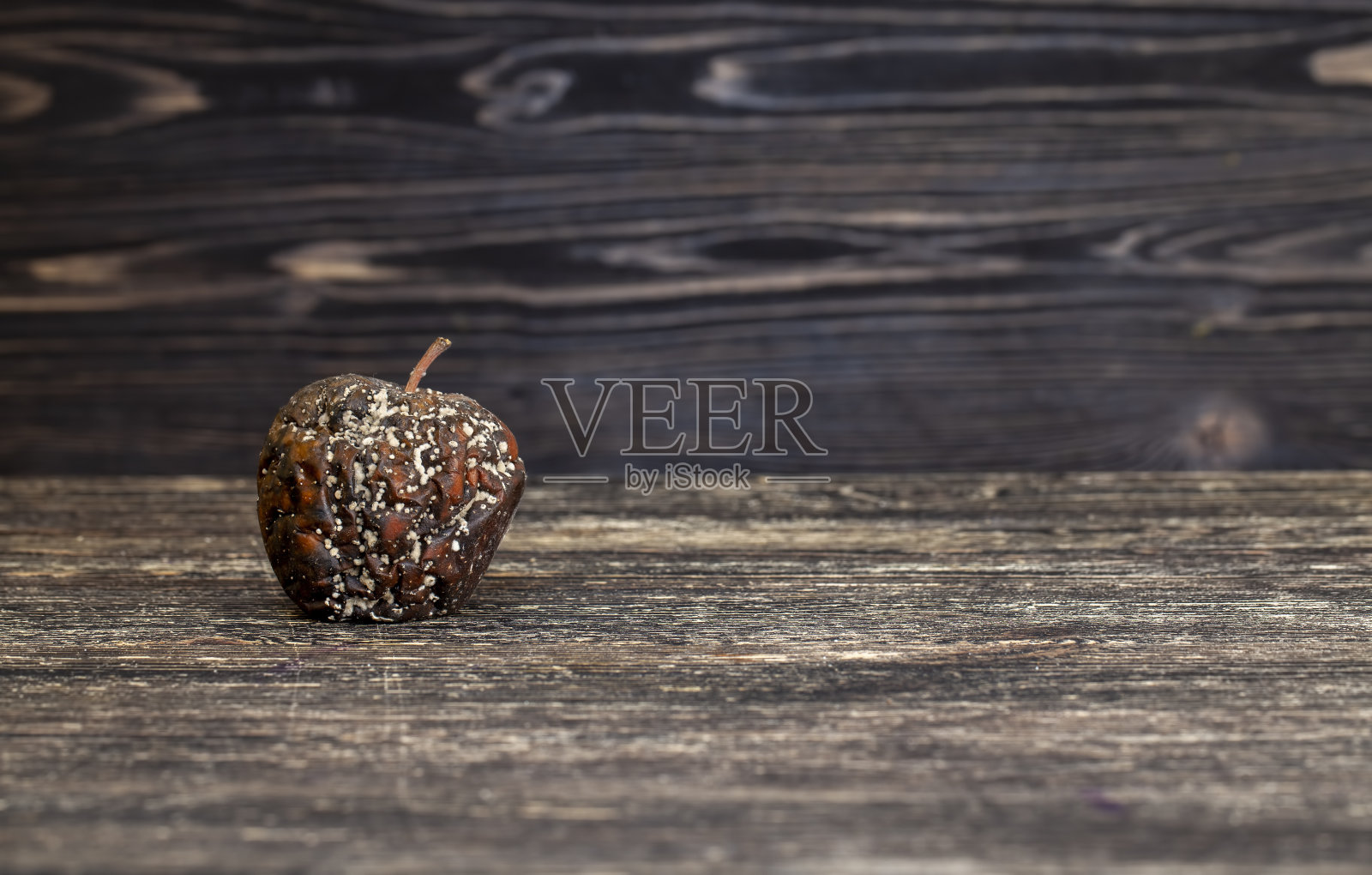 木头黑板上的烂苹果照片摄影图片