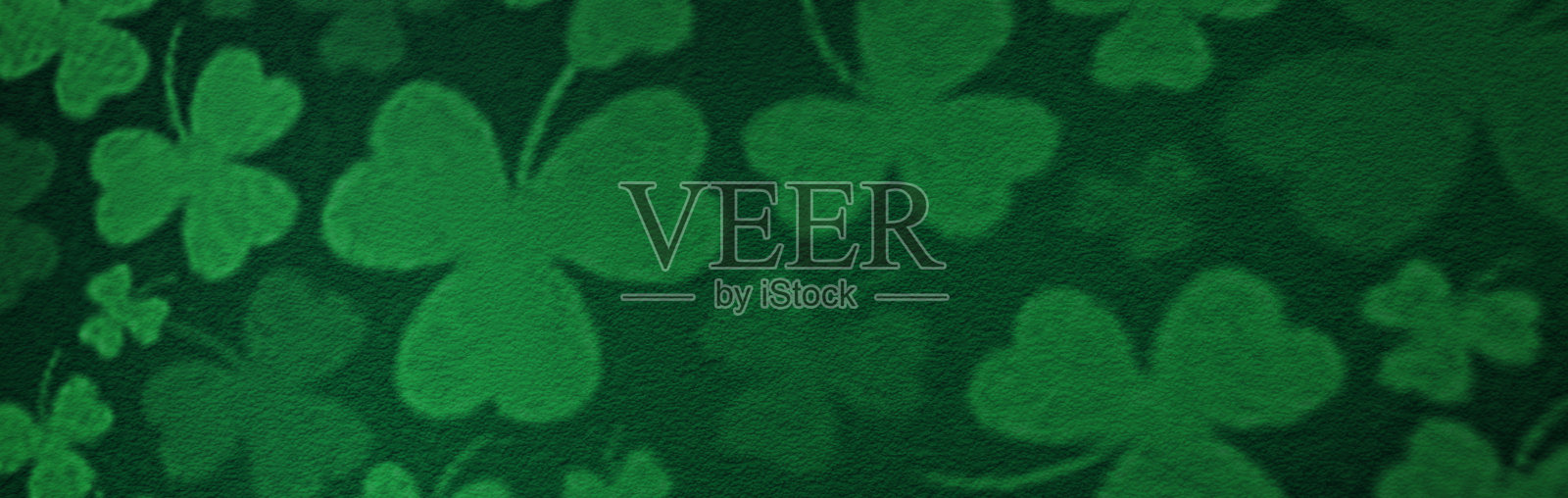 优雅的深绿色背景与三叶草和旧的复古grunge纹理照片摄影图片