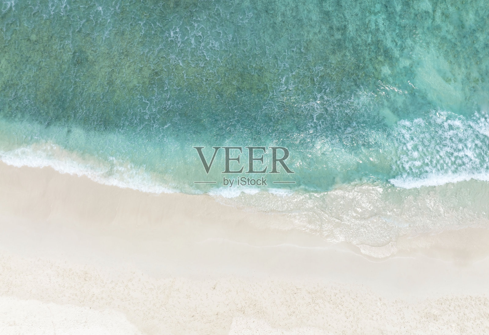 热带夏季的鸟瞰图，海浪冲击着海岸和白色沙滩照片摄影图片