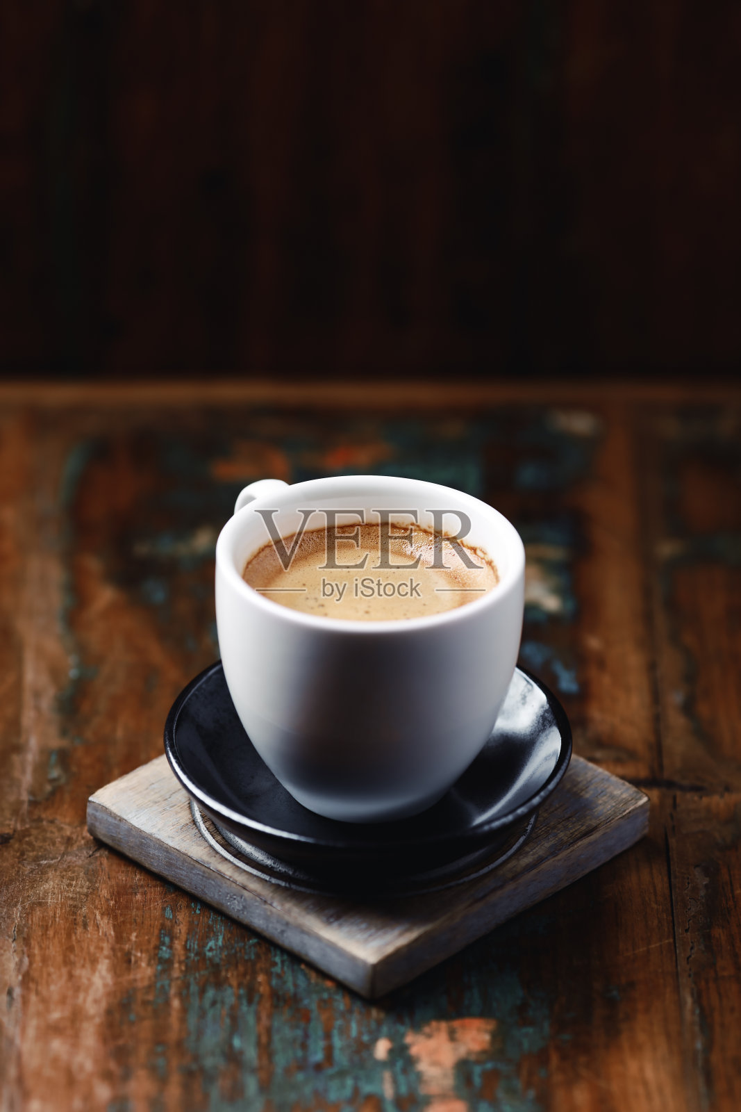 质朴的木质背景下的一杯咖啡。关闭了。照片摄影图片