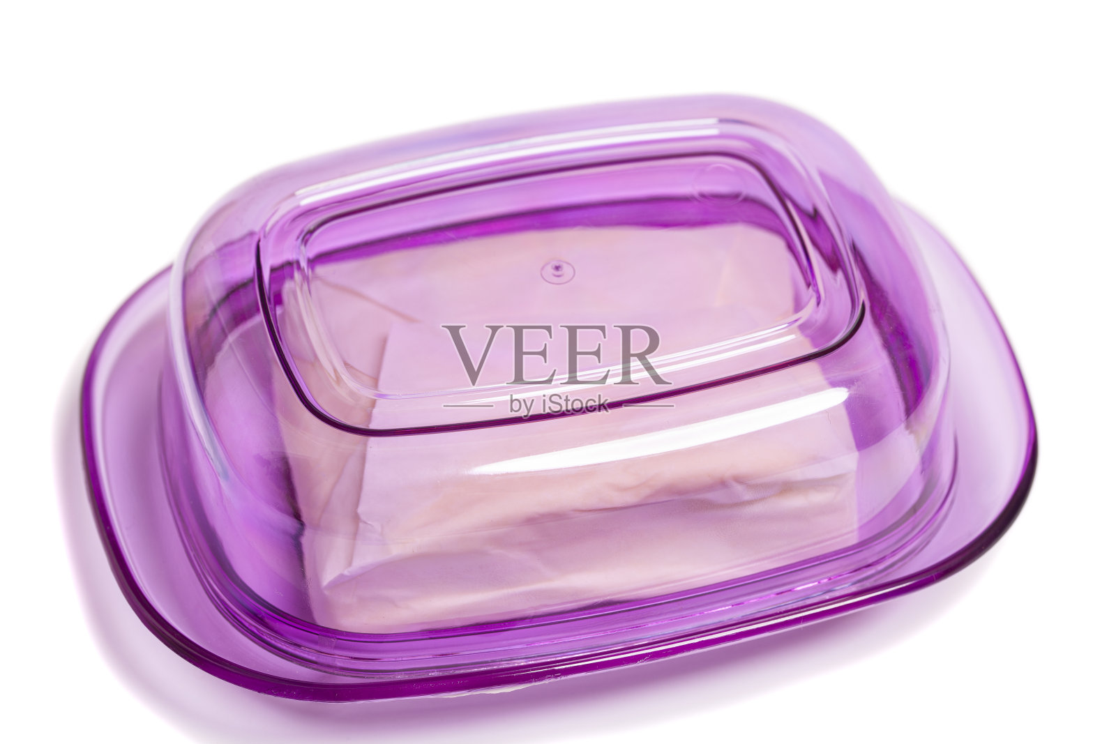 黄油在一个塑料黄油盘孤立在一个白色背景俯视图。照片摄影图片