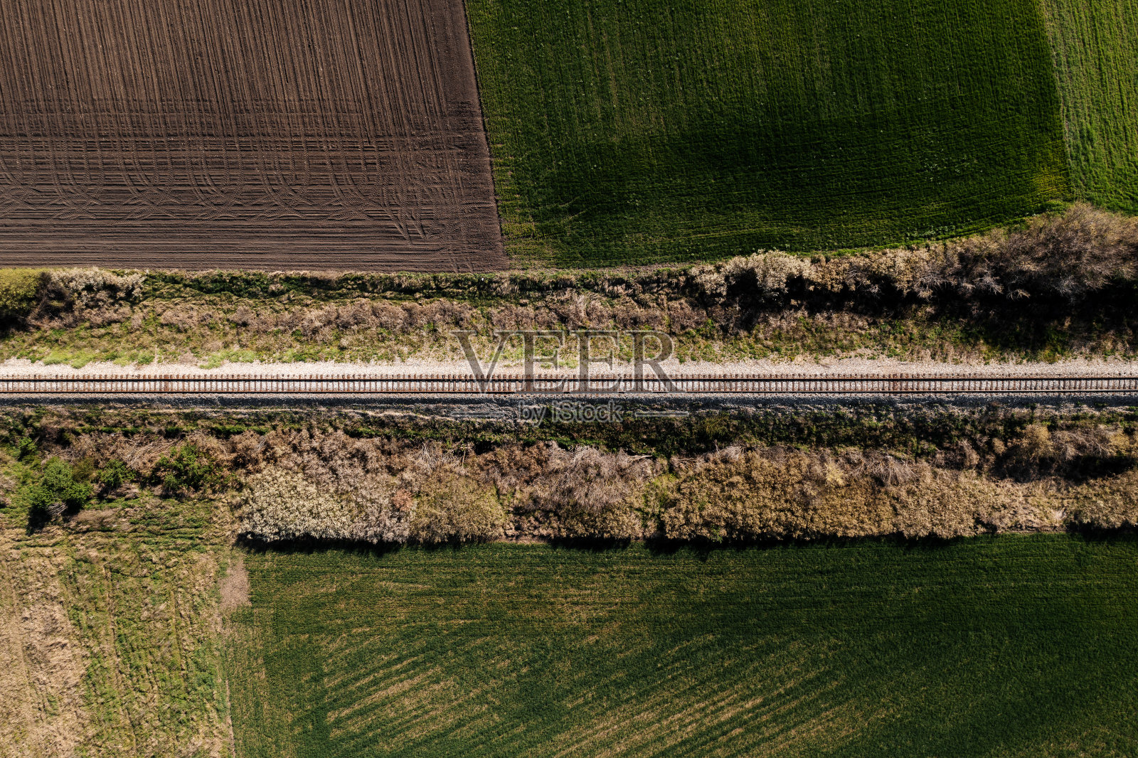 铁路穿过乡村的航拍照片摄影图片