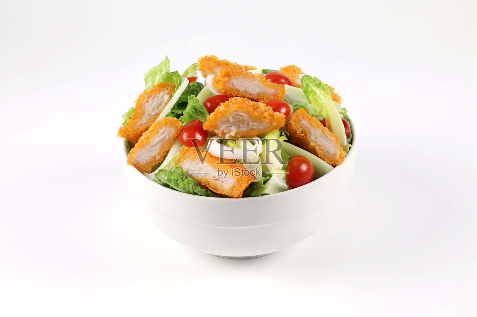 混合蔬菜沙拉与面包屑鱼片在碗。照片摄影图片