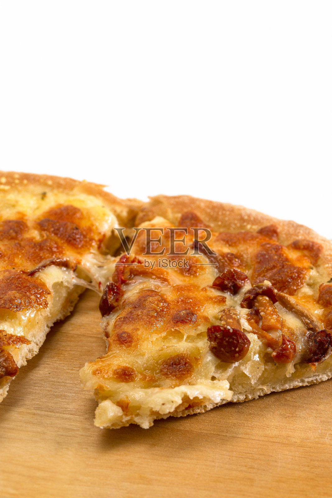 极近距离观察切片传统新鲜烤奶酪和蘑菇披萨在木制盘子。食品的概念。照片摄影图片