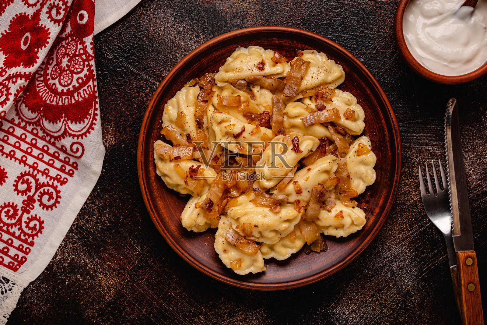 饺子，里面有土豆泥。照片摄影图片