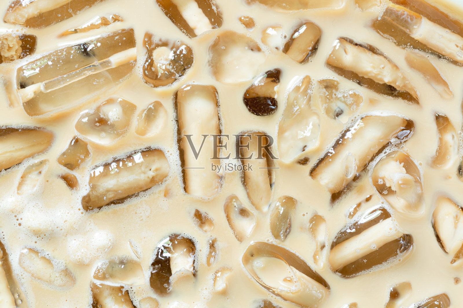 咖啡质地和大冰块，冰拿铁和冰块的特写，照片摄影图片