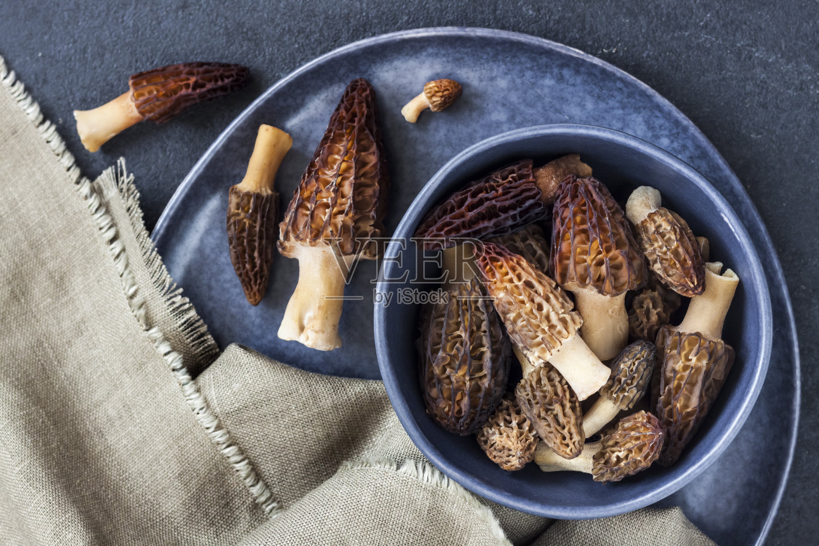 蓝色碗里的羊肚菌照片摄影图片