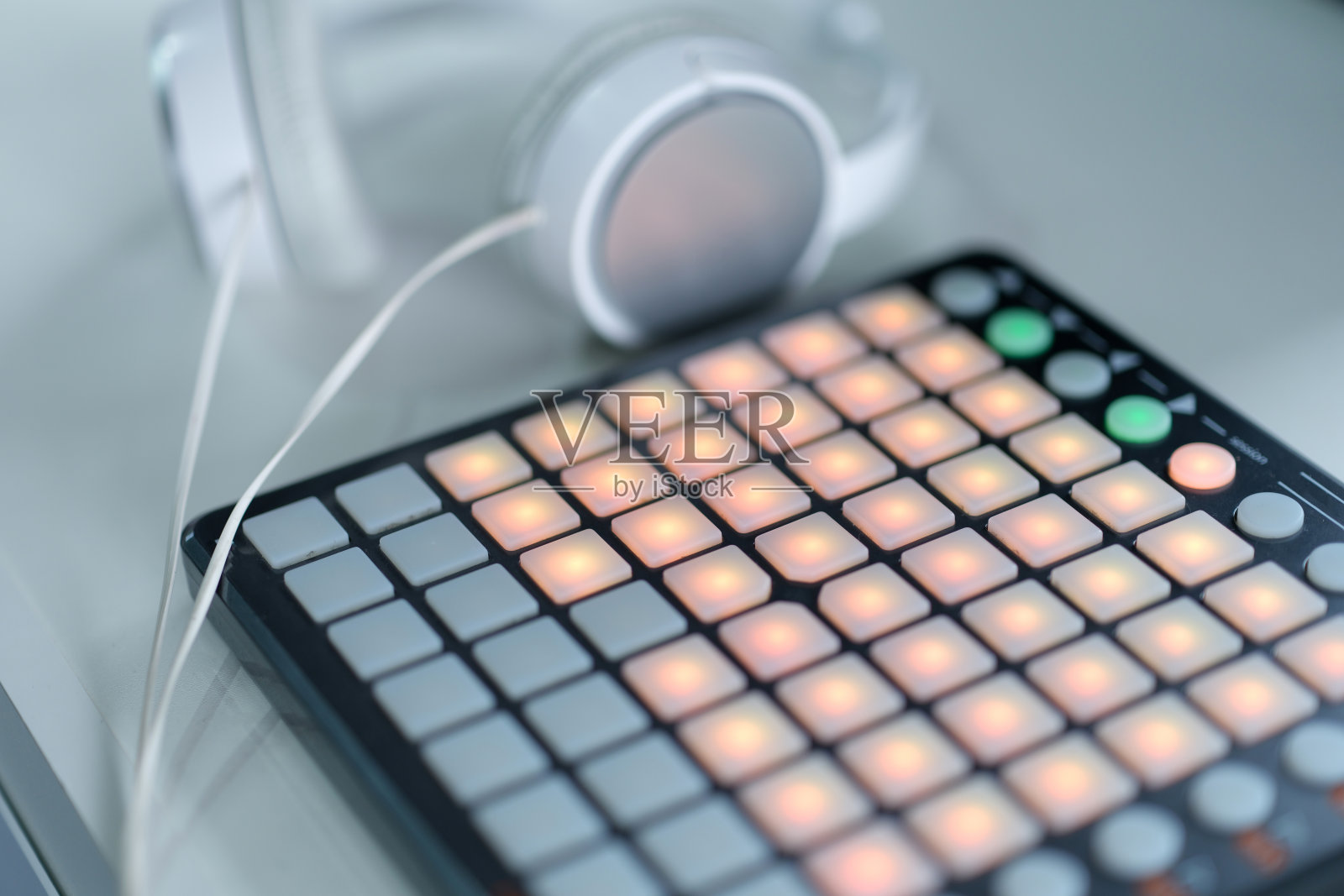 白色耳机与带按钮的音乐混音器躺在一起照片摄影图片