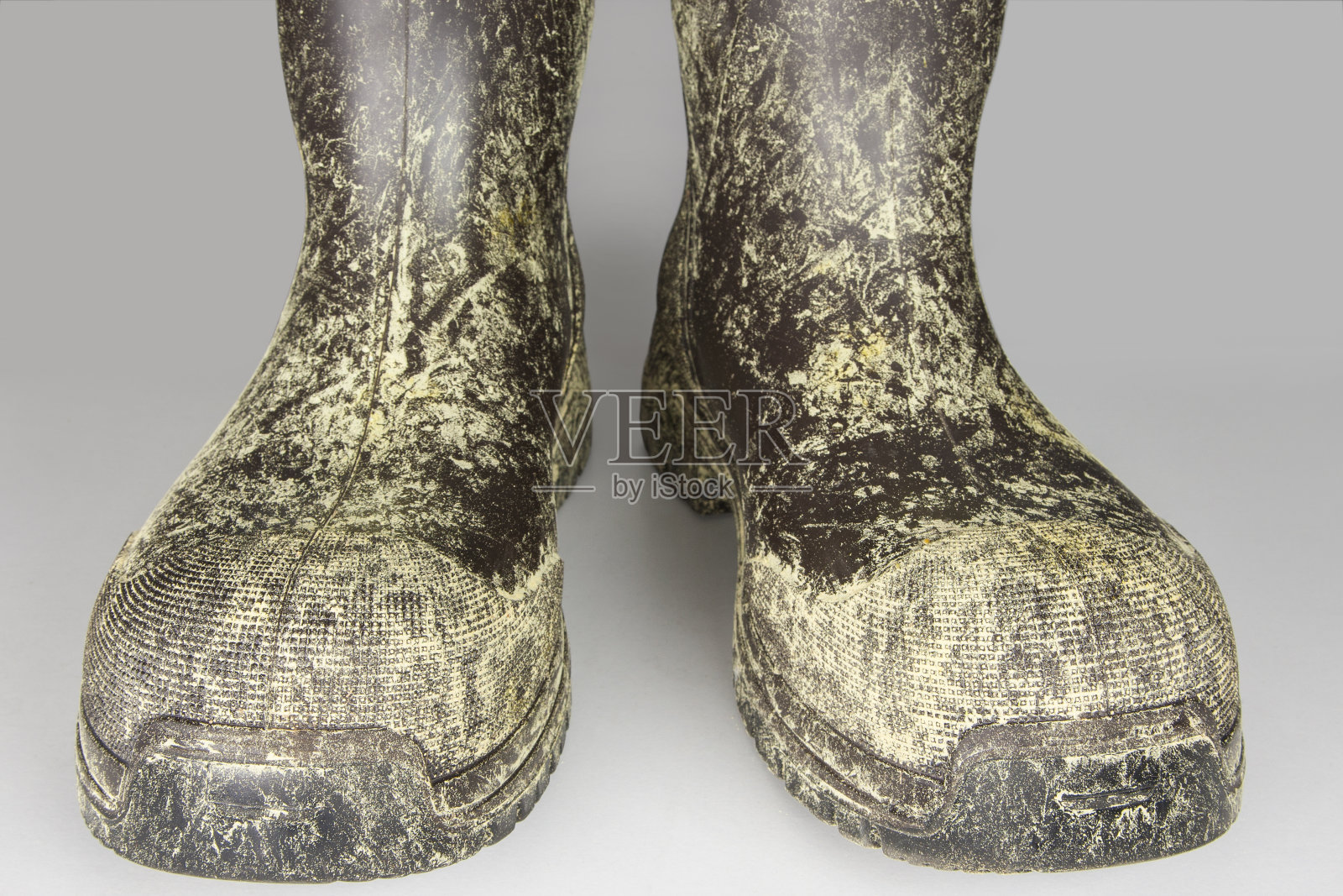 胶靴上沾满了花粉，特写镜头。照片摄影图片