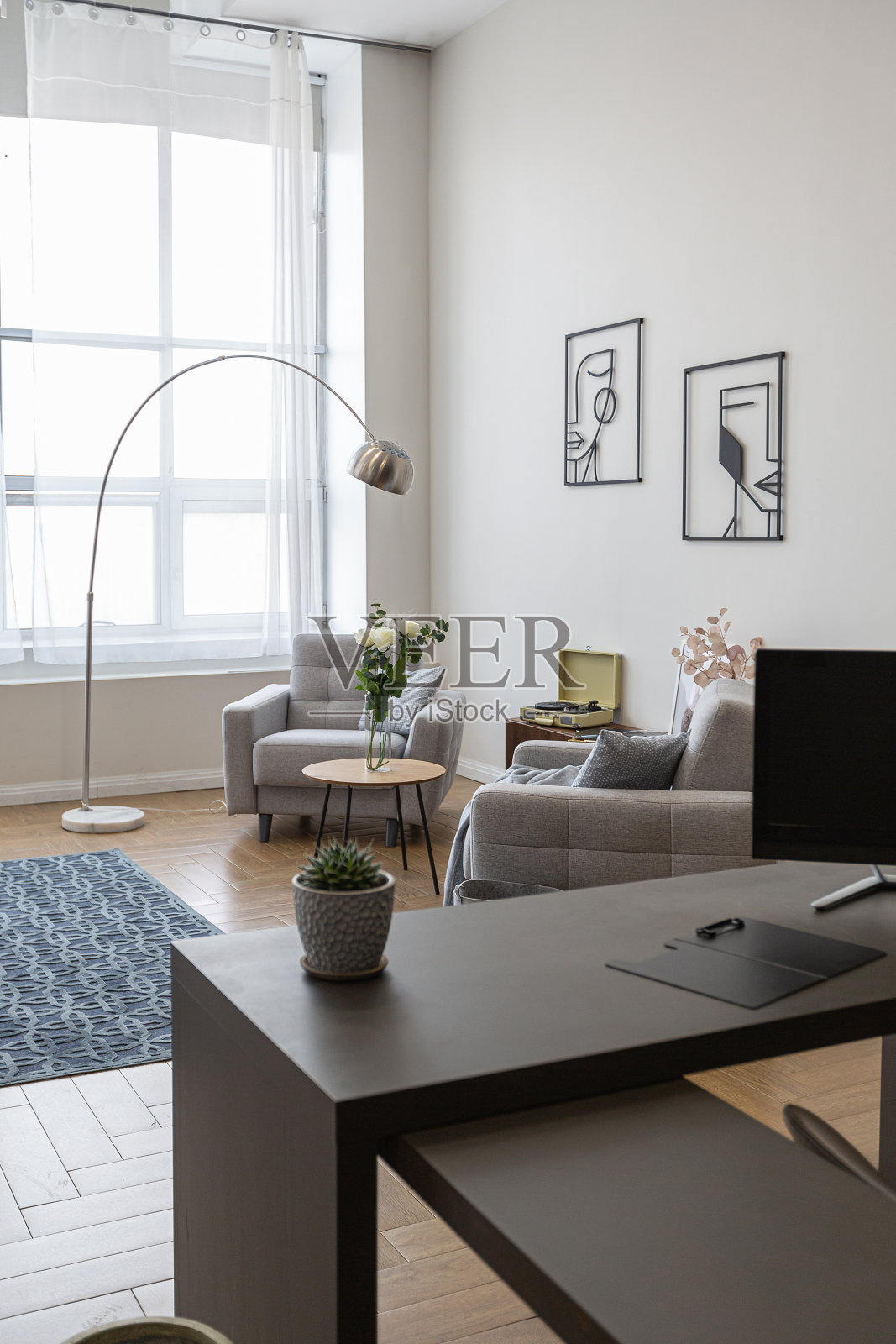 极简主义现代室内设计，宽敞明亮的斯堪的纳维亚风格的开放式公寓，白色、蓝色和深蓝色的柱在中心。包括厨房区域，办公室和休息室照片摄影图片