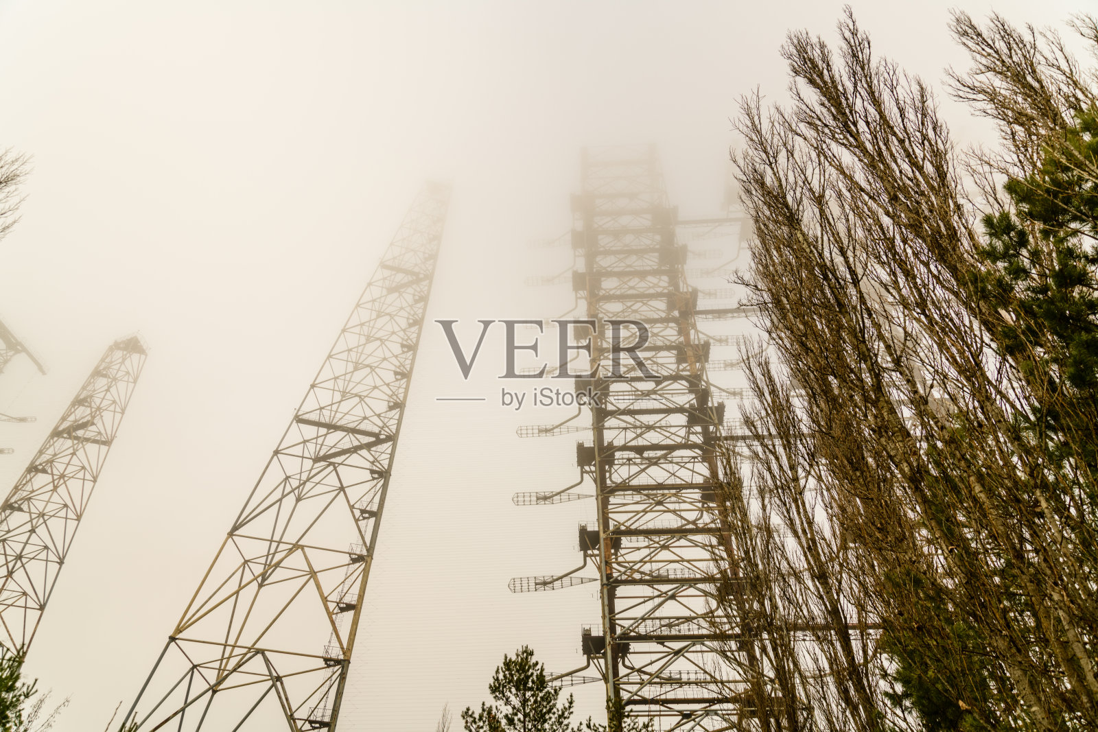 乌克兰切尔诺贝利禁区的杜加雷达系统。废弃的苏联天线复合体照片摄影图片