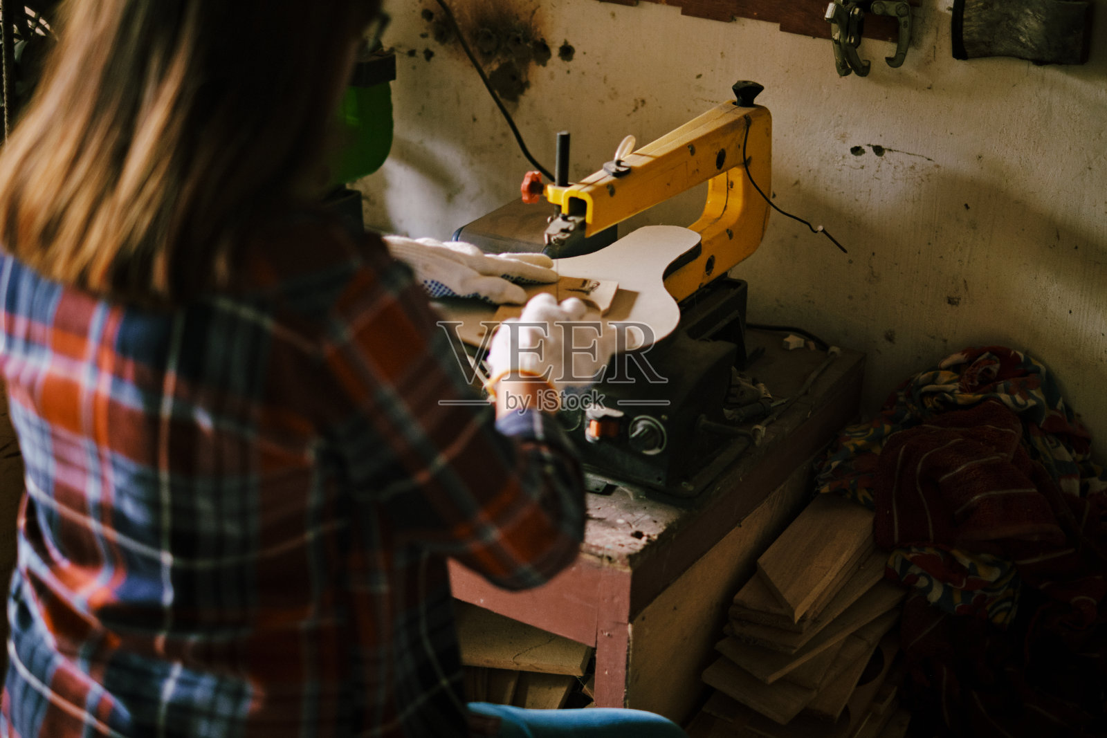 年轻美丽的女人作为木匠工作照片摄影图片