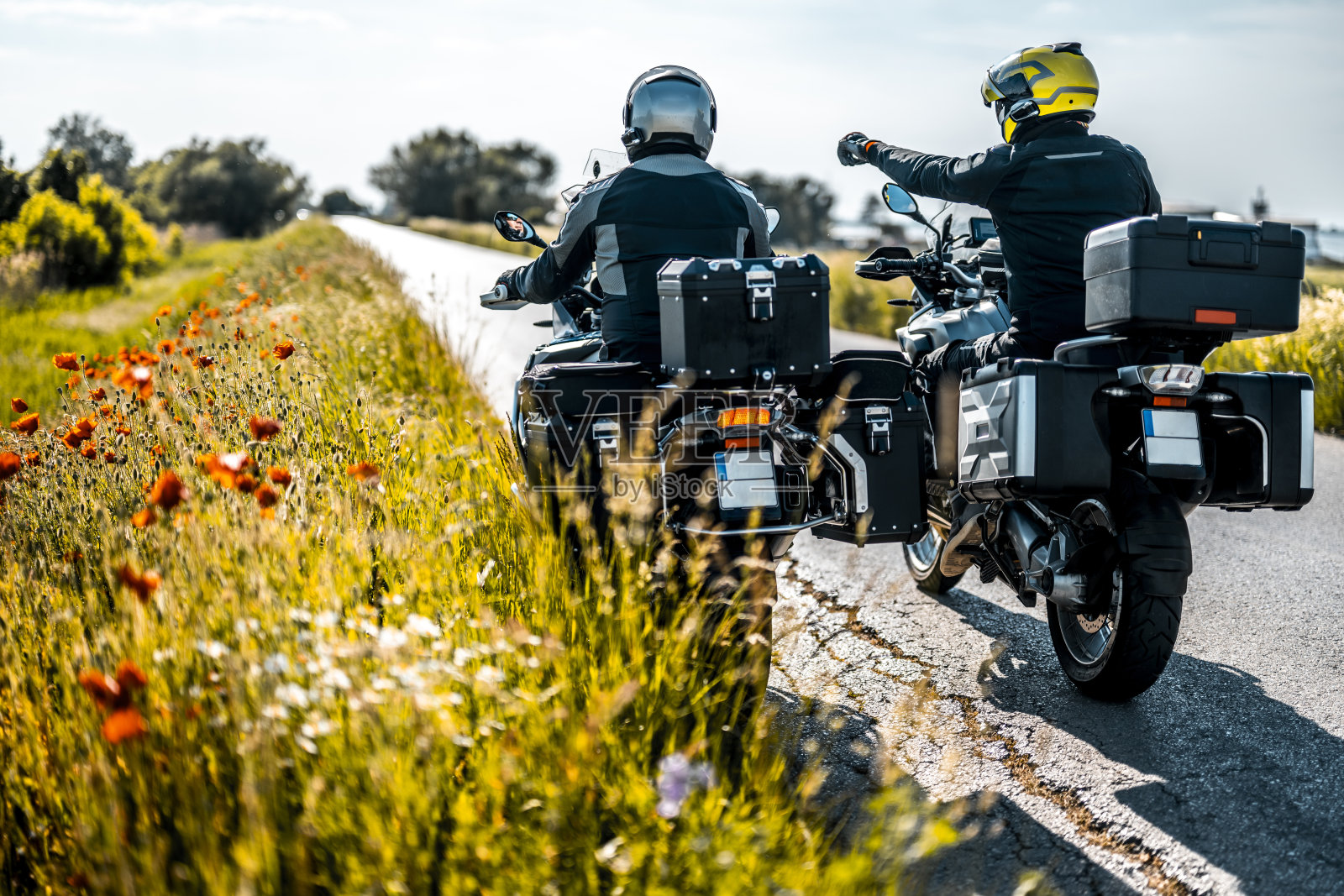 越野探险摩托车骑手们看到了美丽的风景。照片摄影图片