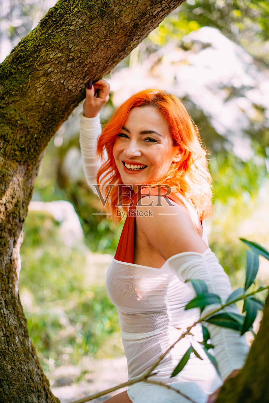 原始森林里迷人的红头发女人照片摄影图片