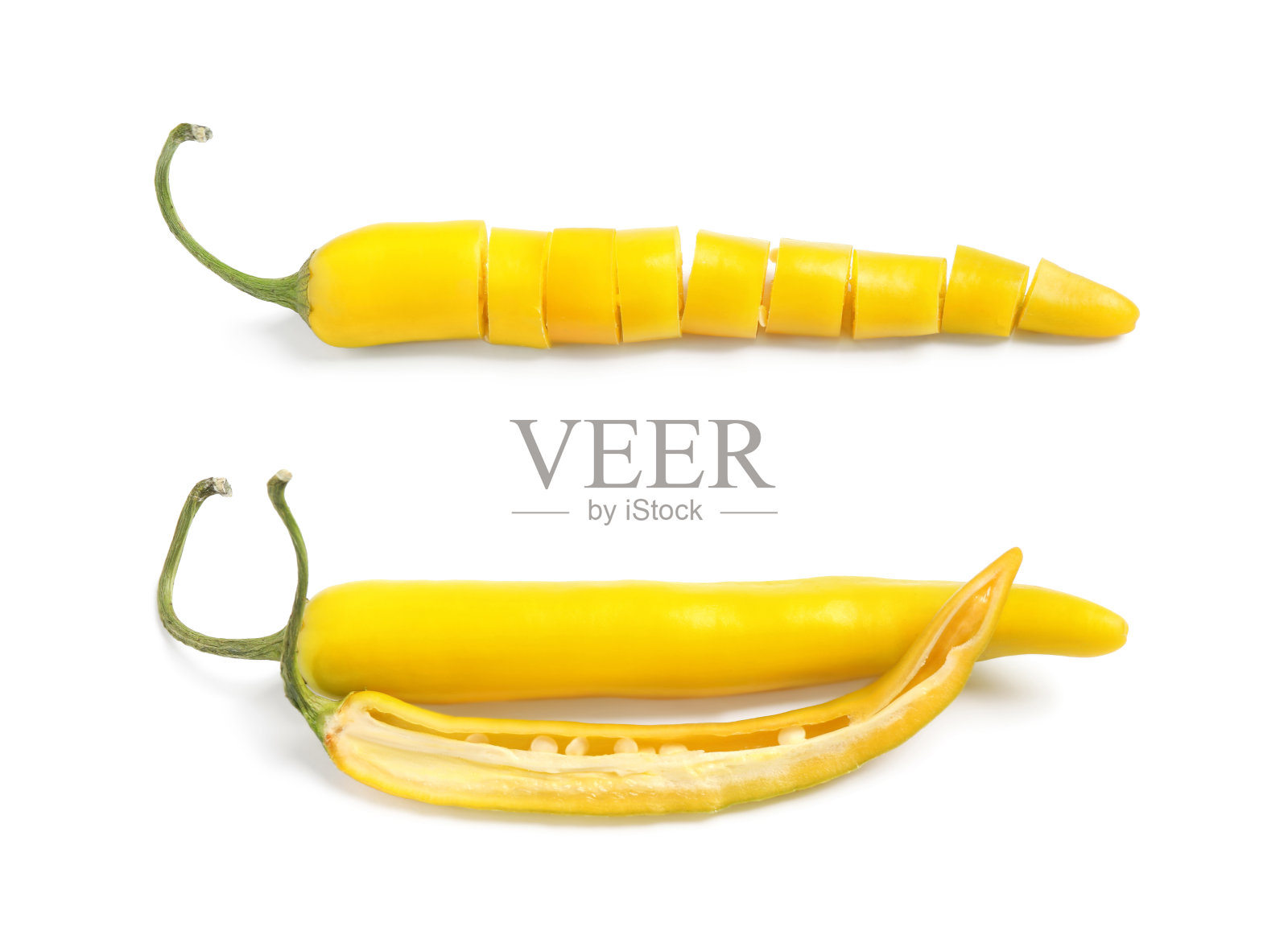 将熟透的黄辣椒切成块，贴在白底上照片摄影图片