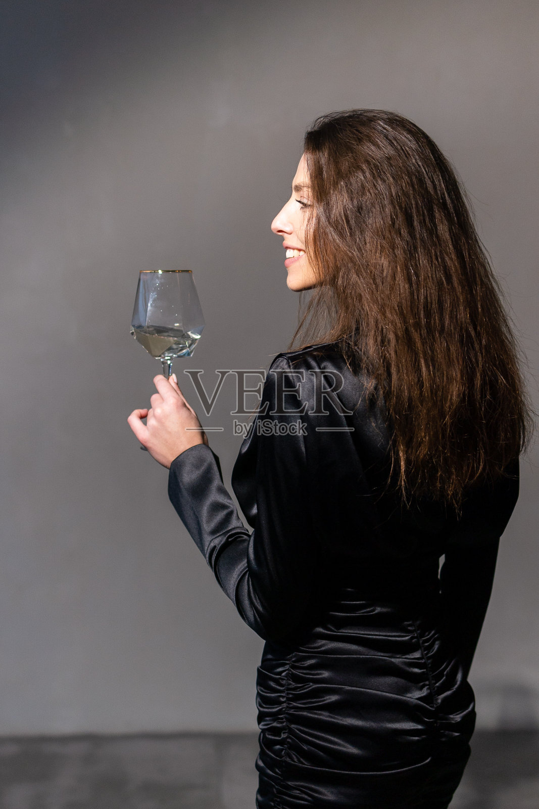 模特生活方式的后台拍照女孩摆姿势照片摄影图片